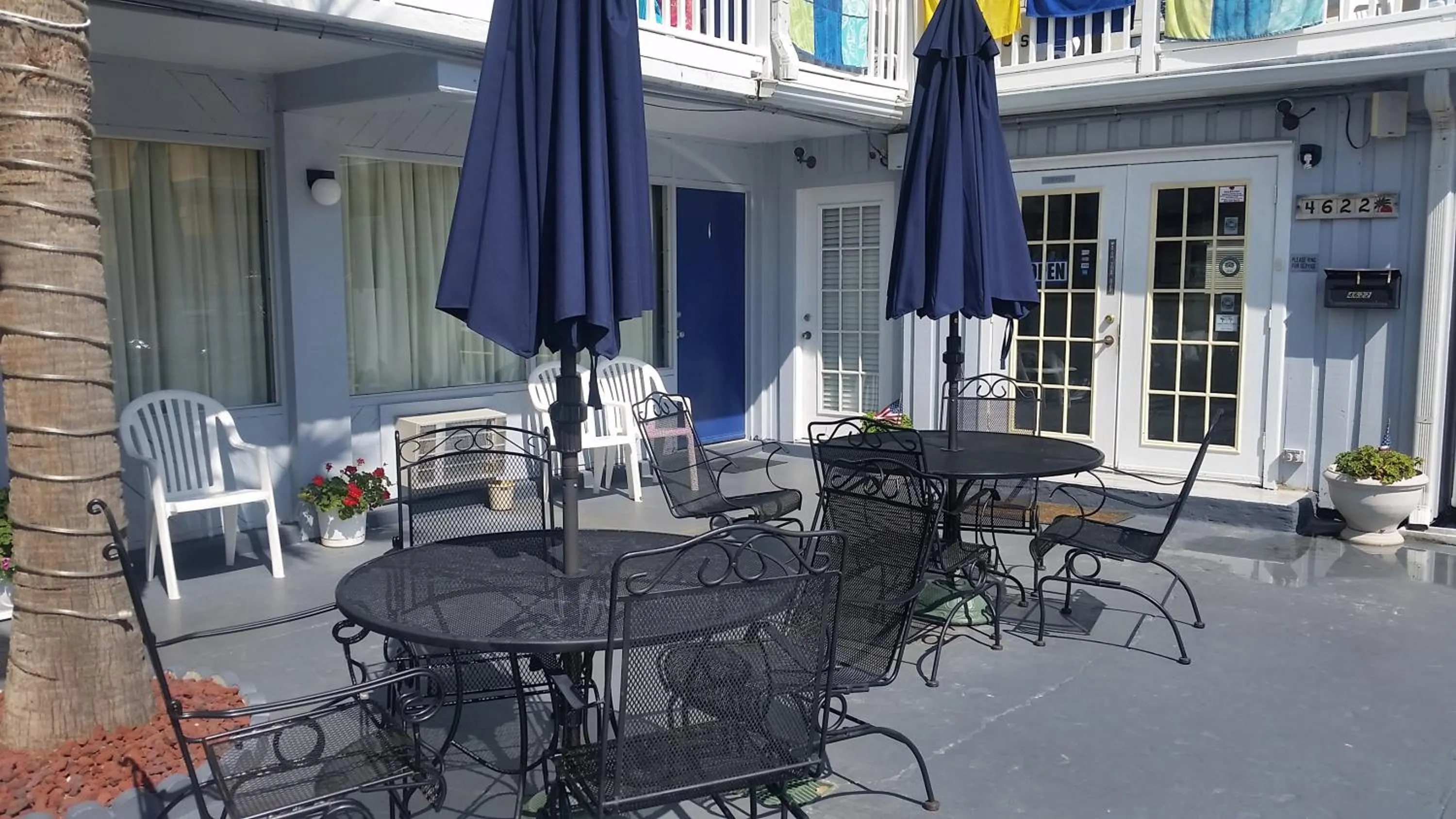Patio in Edgewater Inn