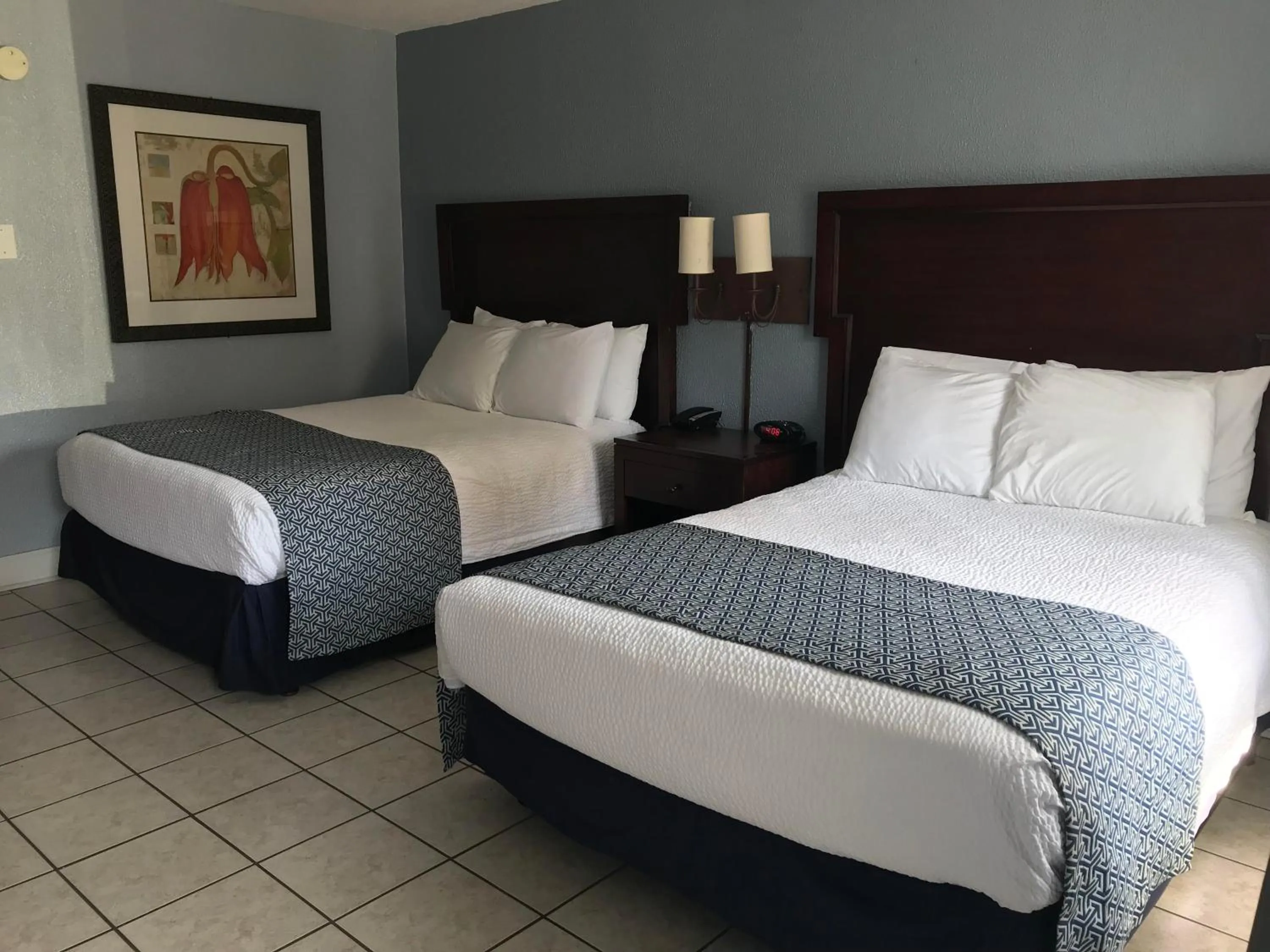 Bed in Edgewater Inn