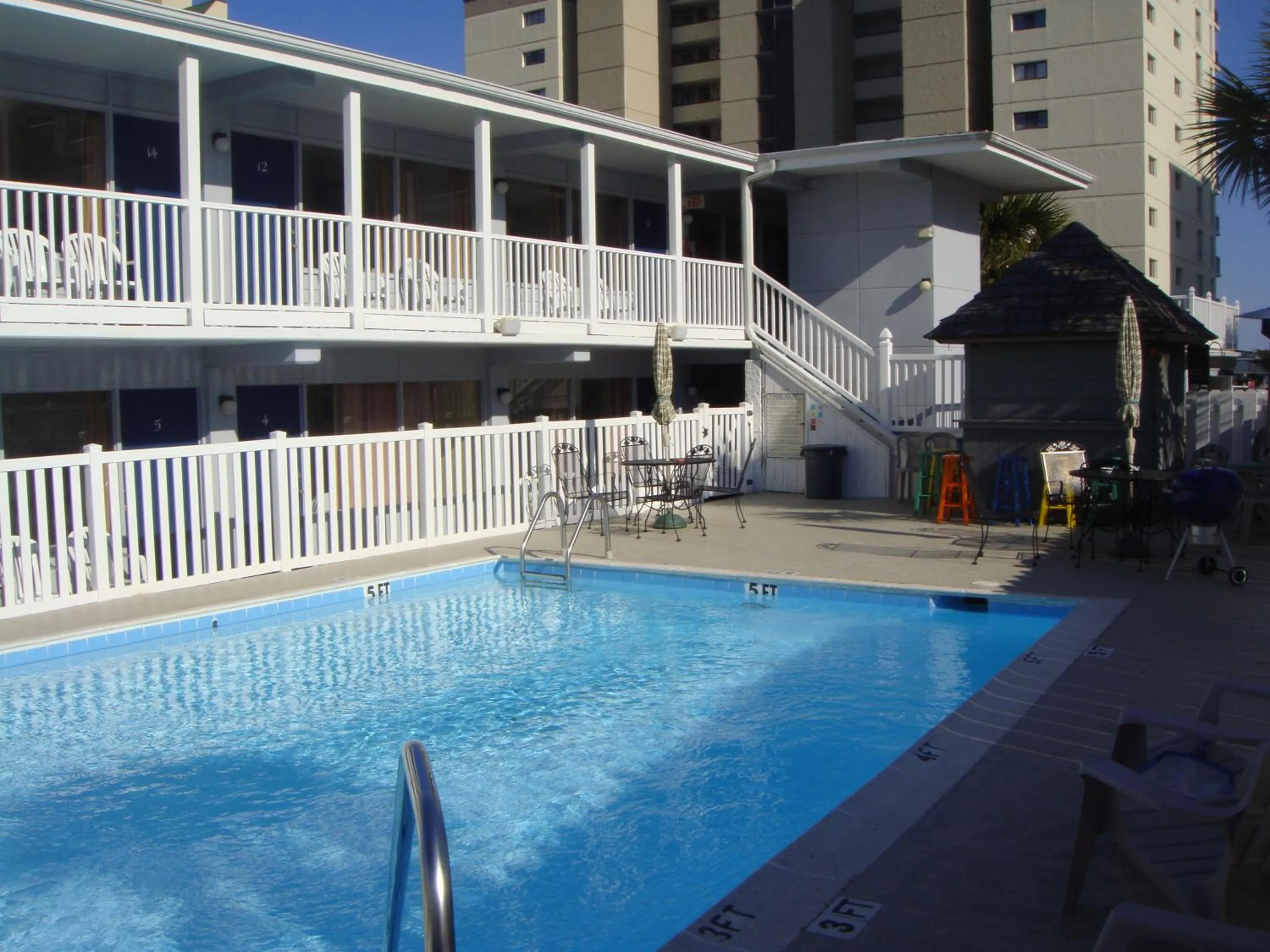 Swimming pool in Edgewater Inn