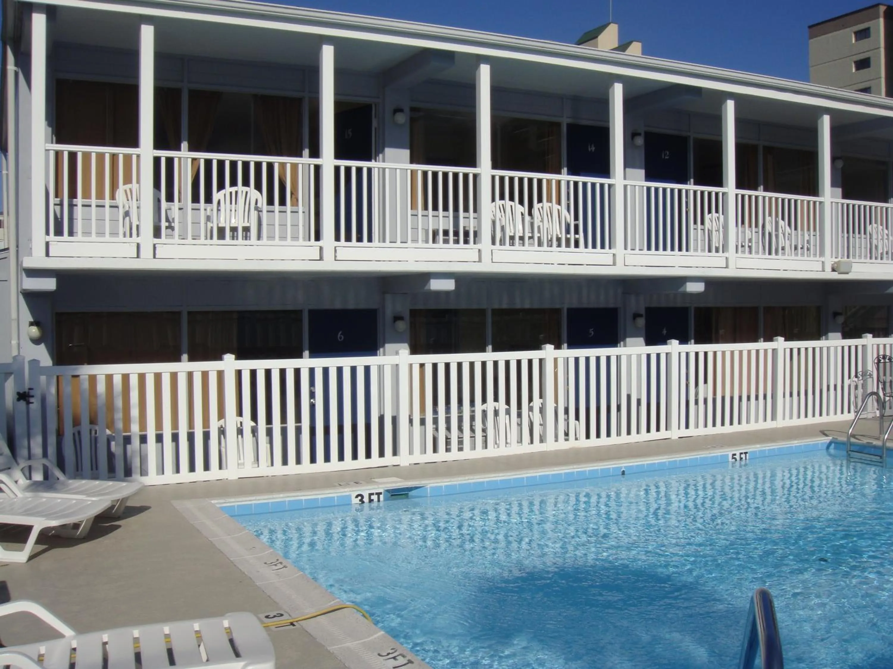 Swimming pool in Edgewater Inn