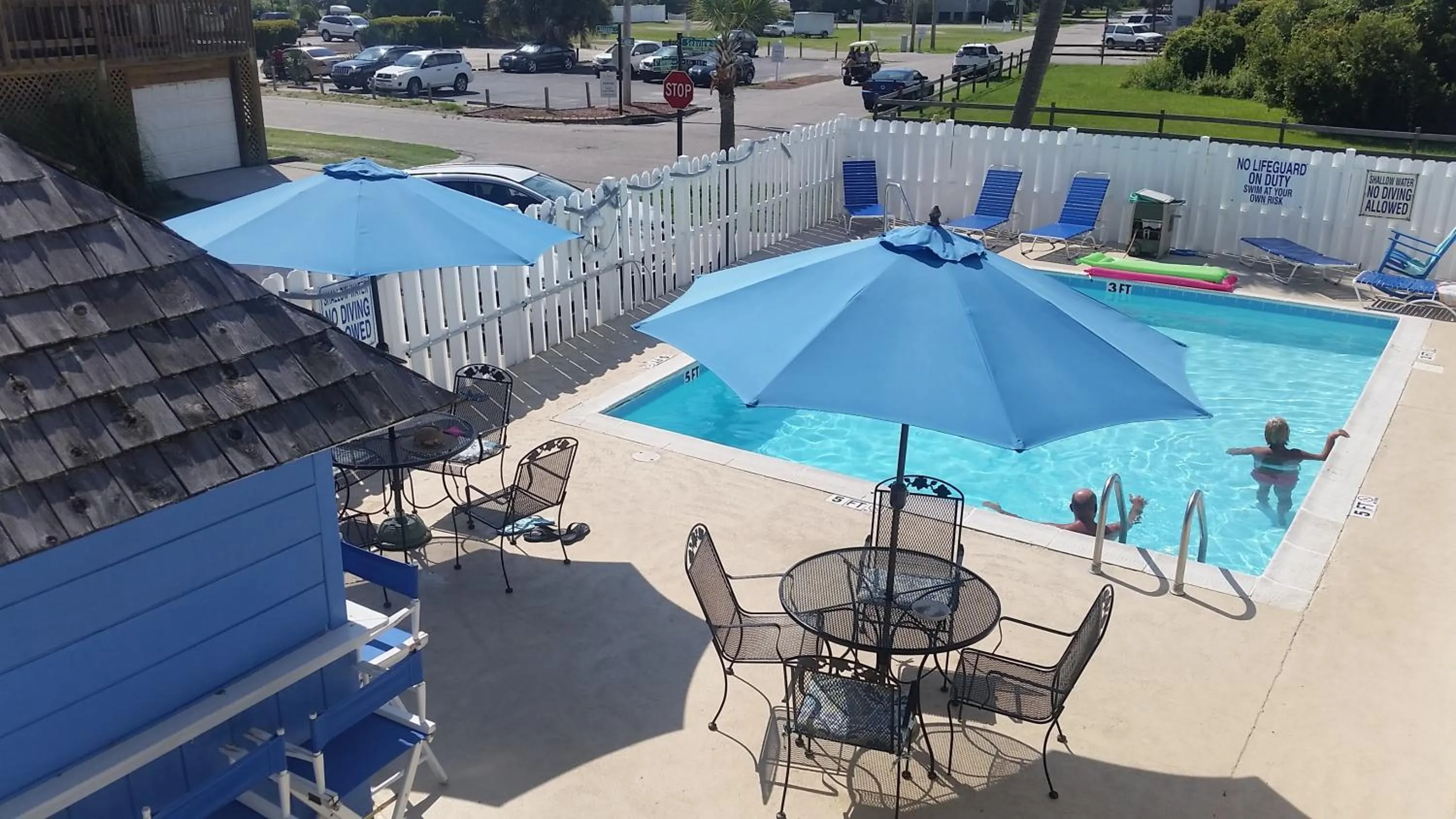 Patio in Edgewater Inn