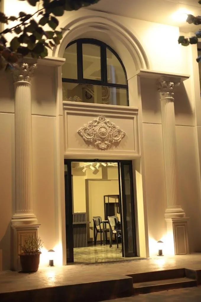 Facade/entrance in BZN Airport Hotel