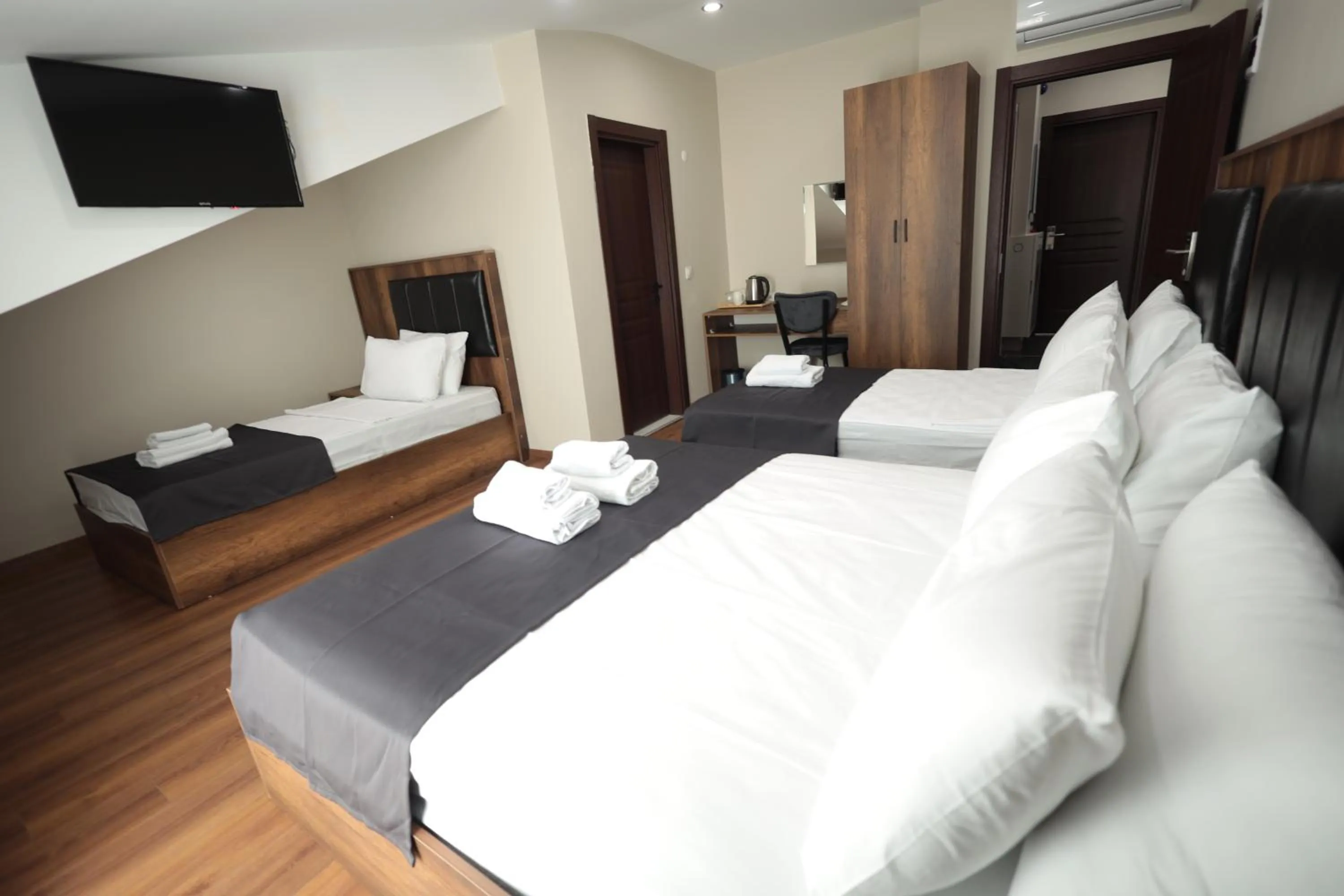 Bed in BZN Airport Hotel