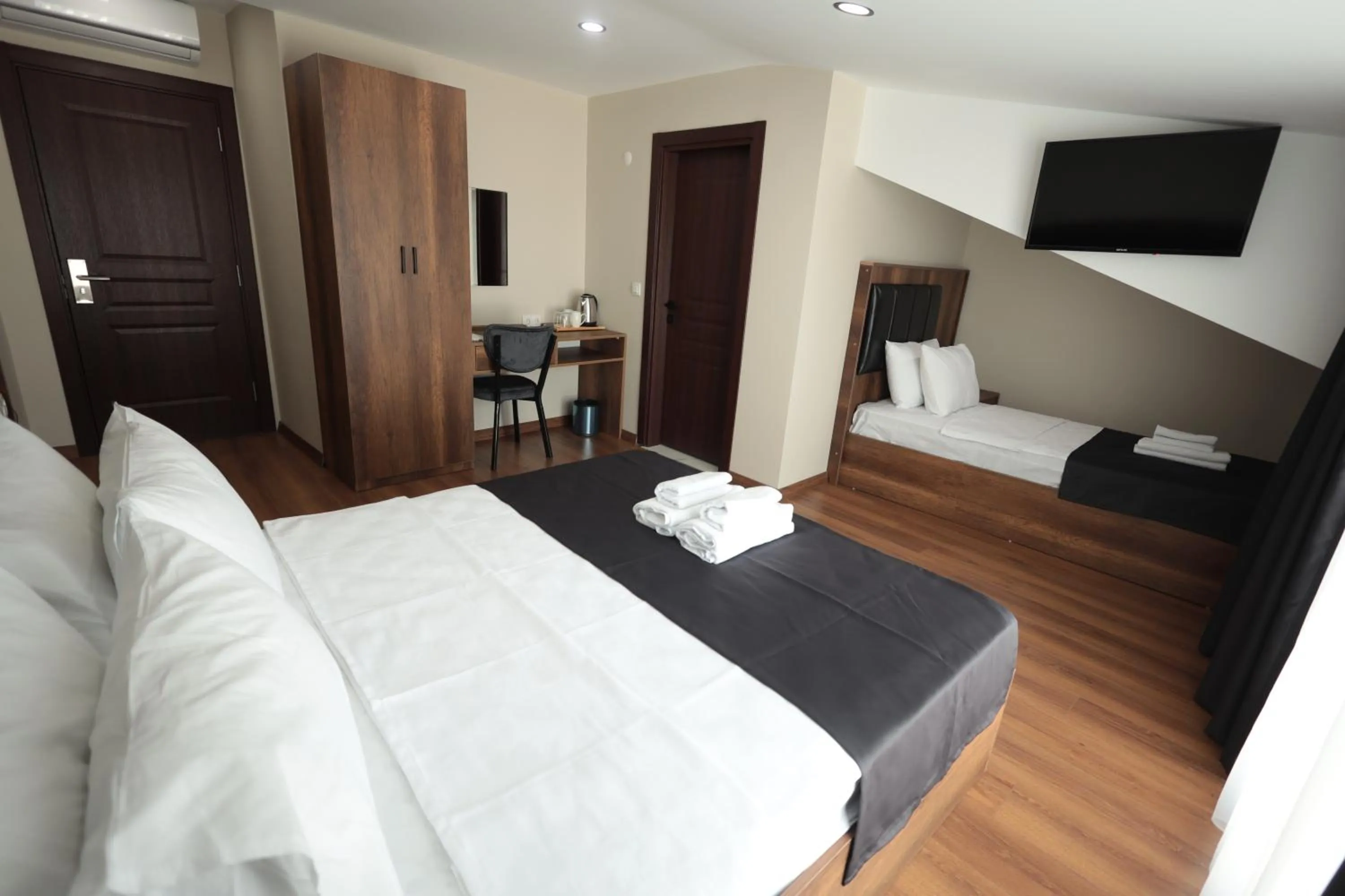 TV and multimedia, Bed in BZN Airport Hotel