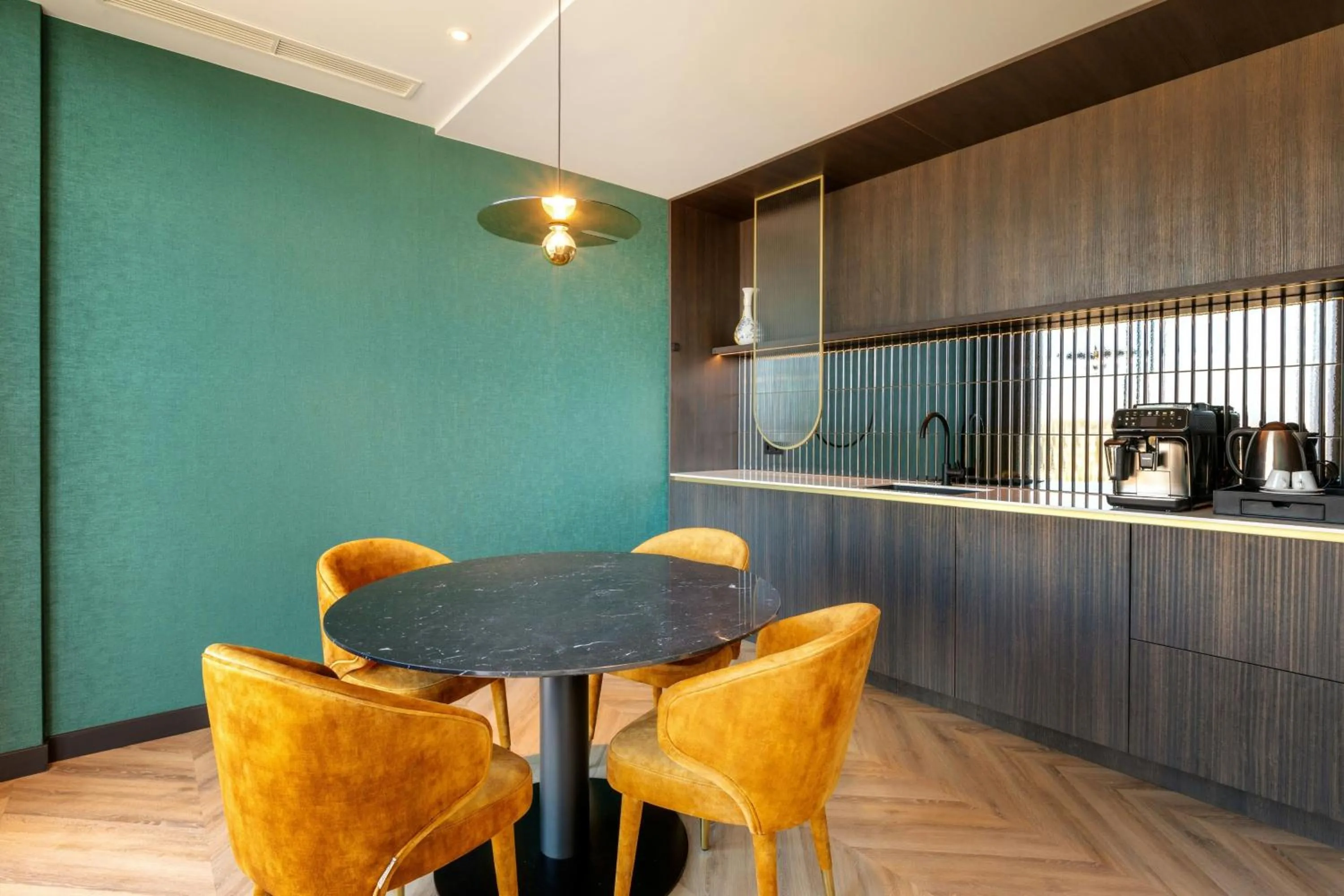 Kitchen or kitchenette in Corendon Amsterdam New-West, a Tribute Portfolio Hotel