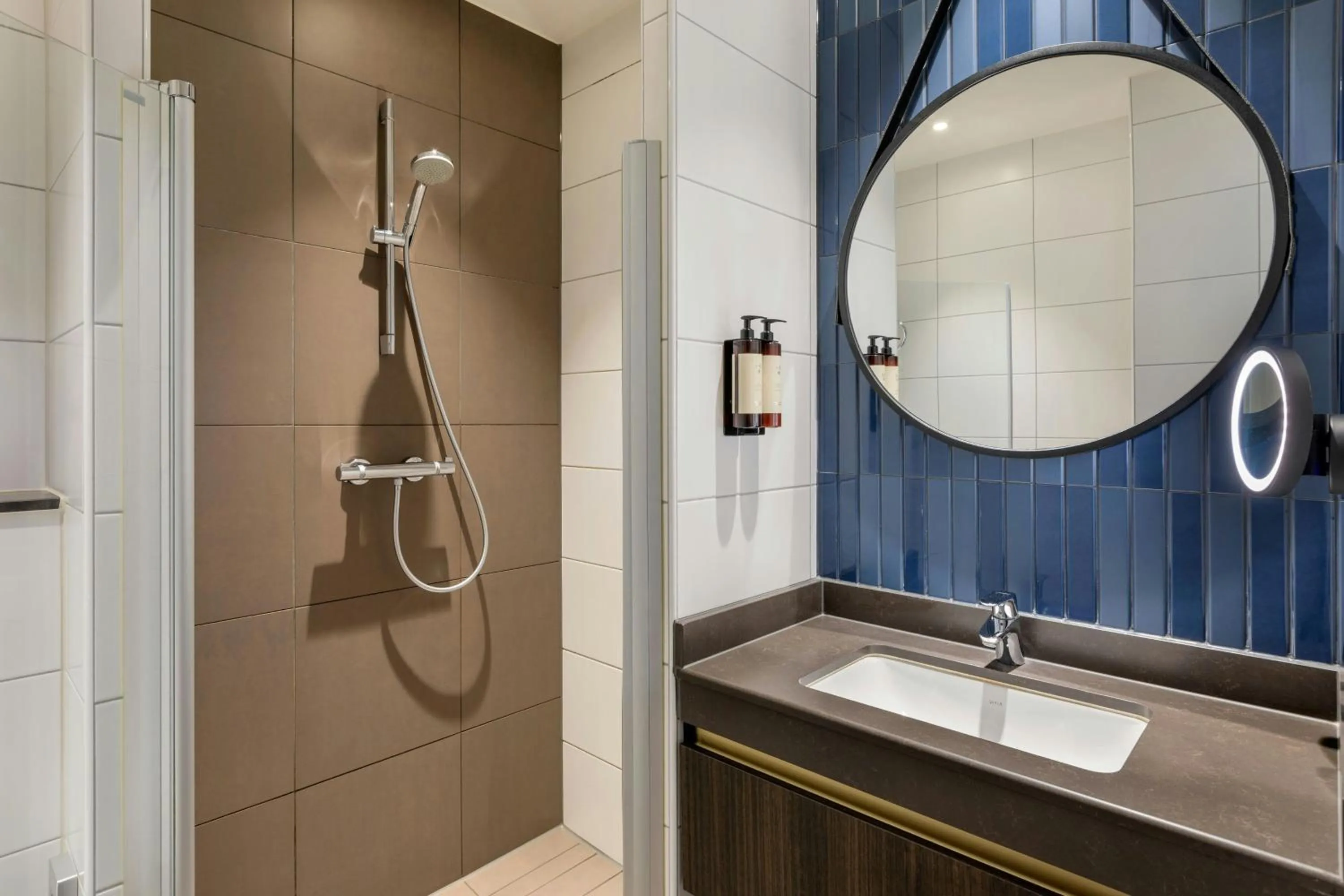 Bathroom in Corendon Amsterdam New-West, a Tribute Portfolio Hotel