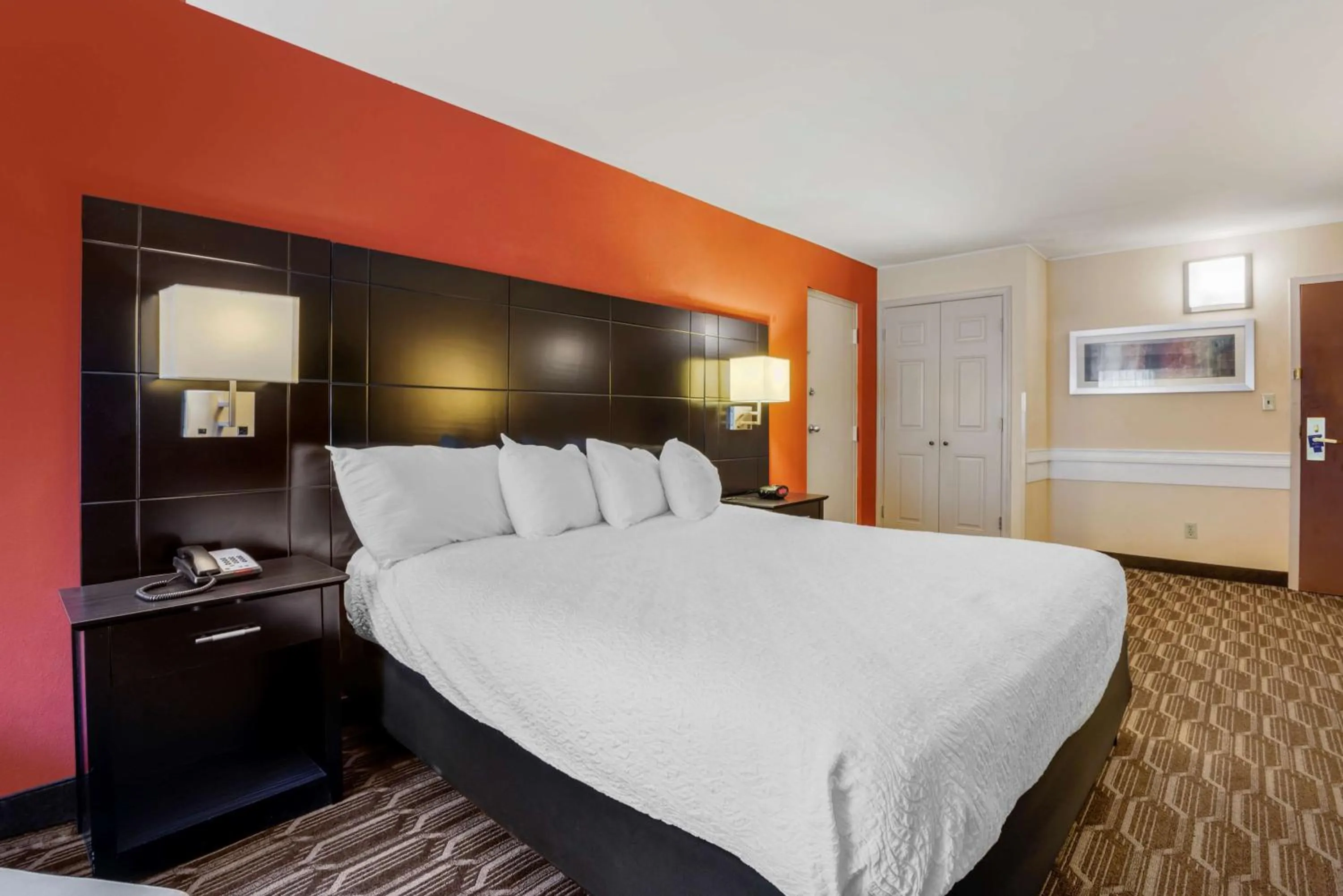 Bed in BEST WESTERN PLUS Poconos