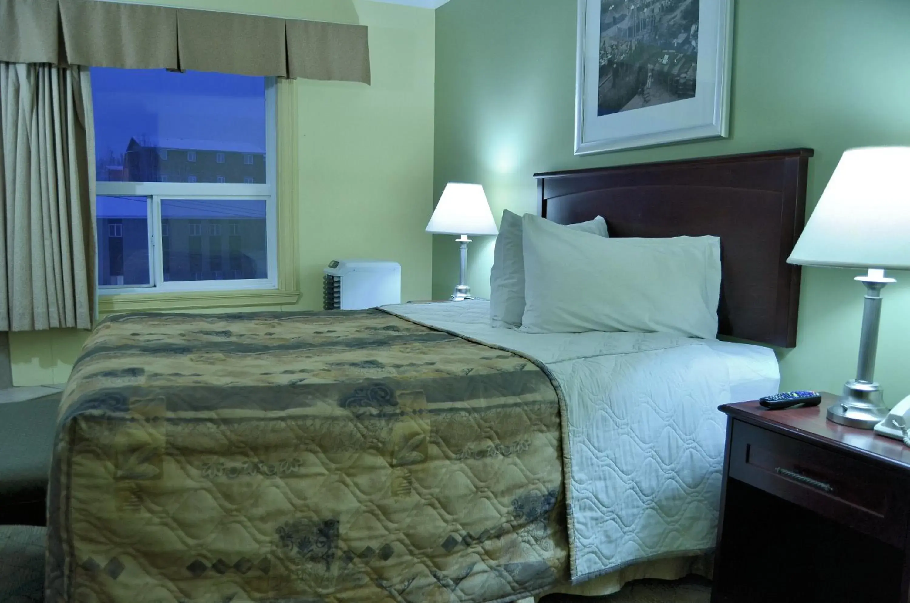 Standard Queen Room in Nova Inn Inuvik Standard Queen Room in Nova Inn Inuvik