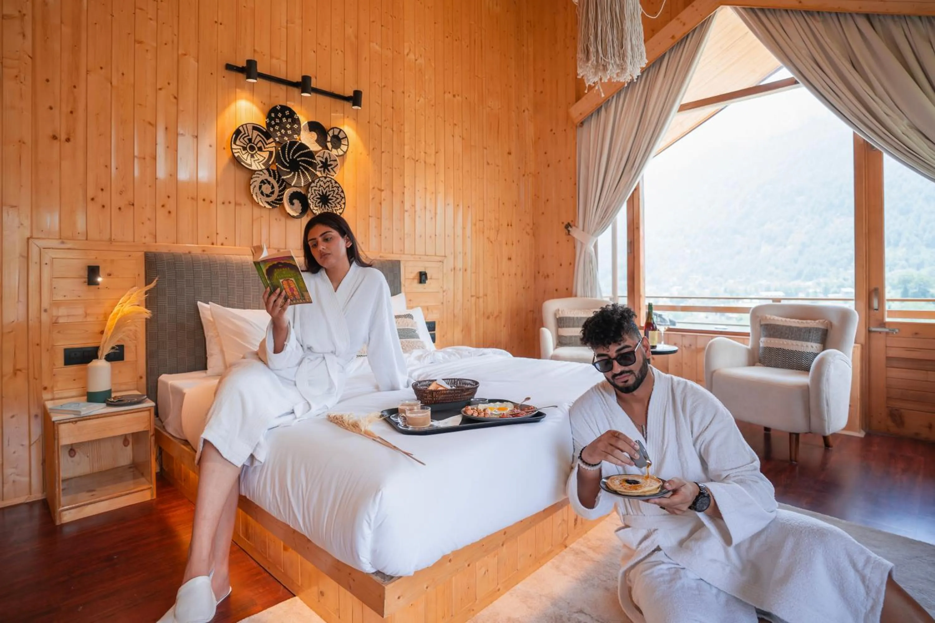 People, Bed in Olgah Manali