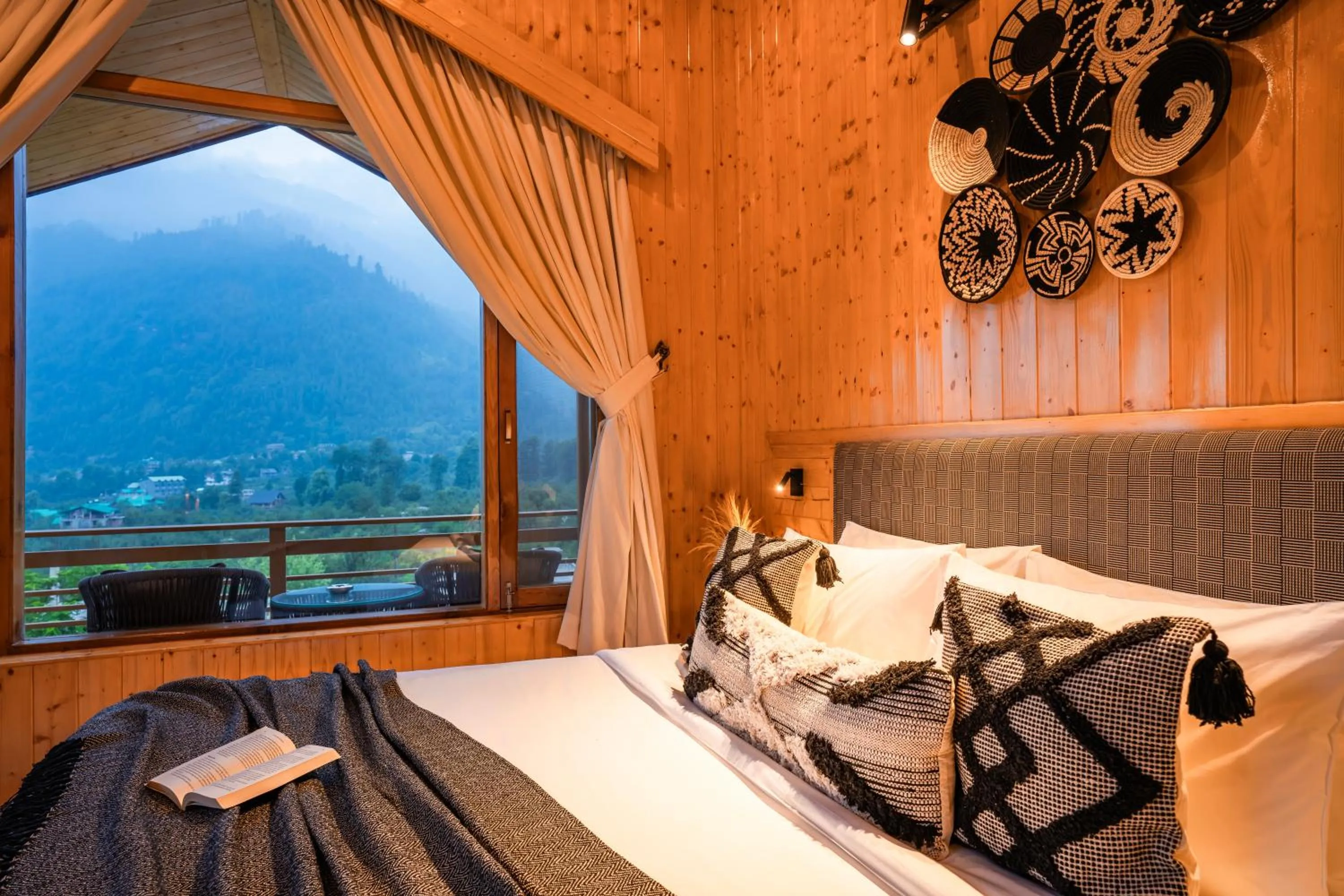 Mountain view, Bed in Olgah Manali