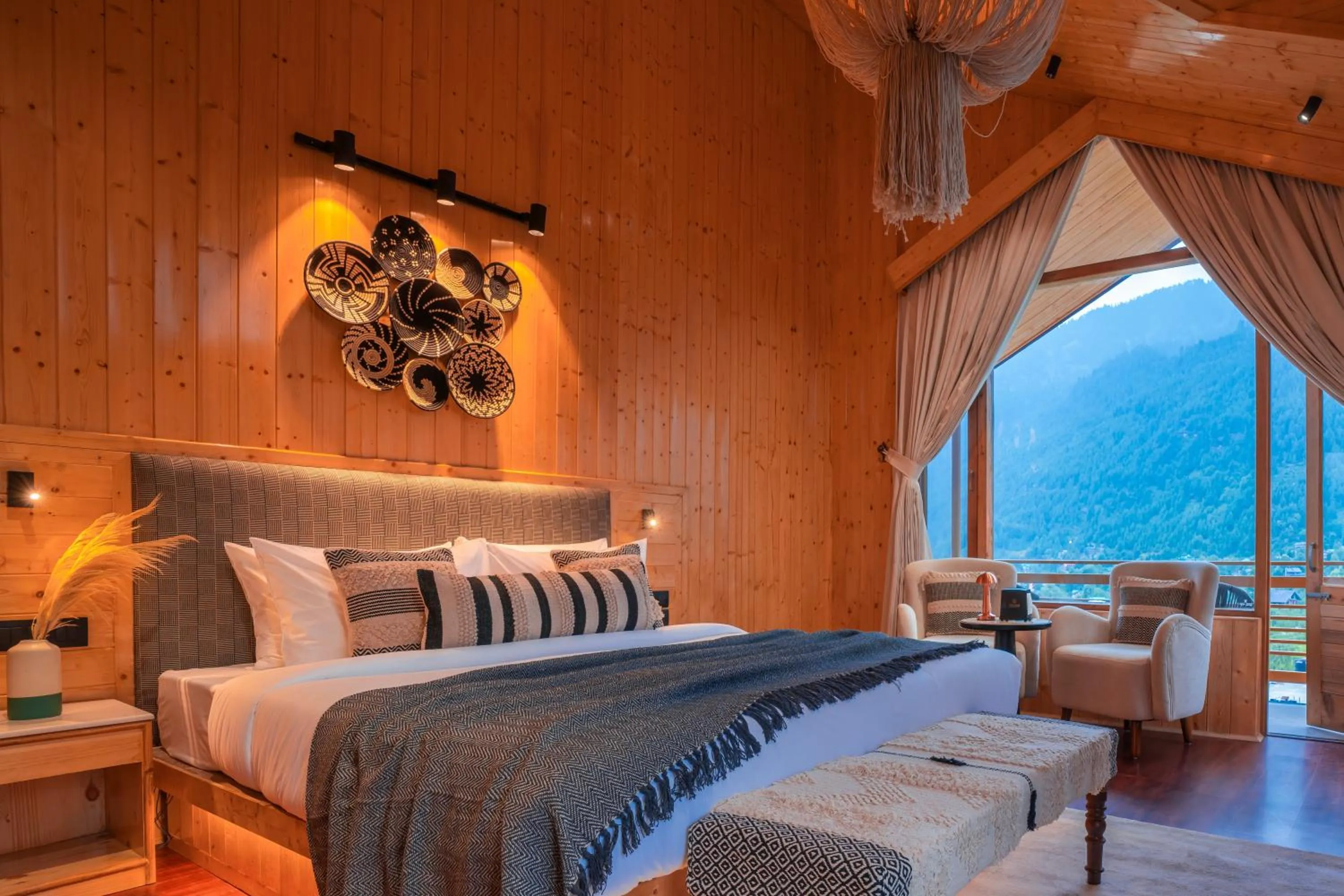 Photo of the whole room, Bed in Olgah Manali
