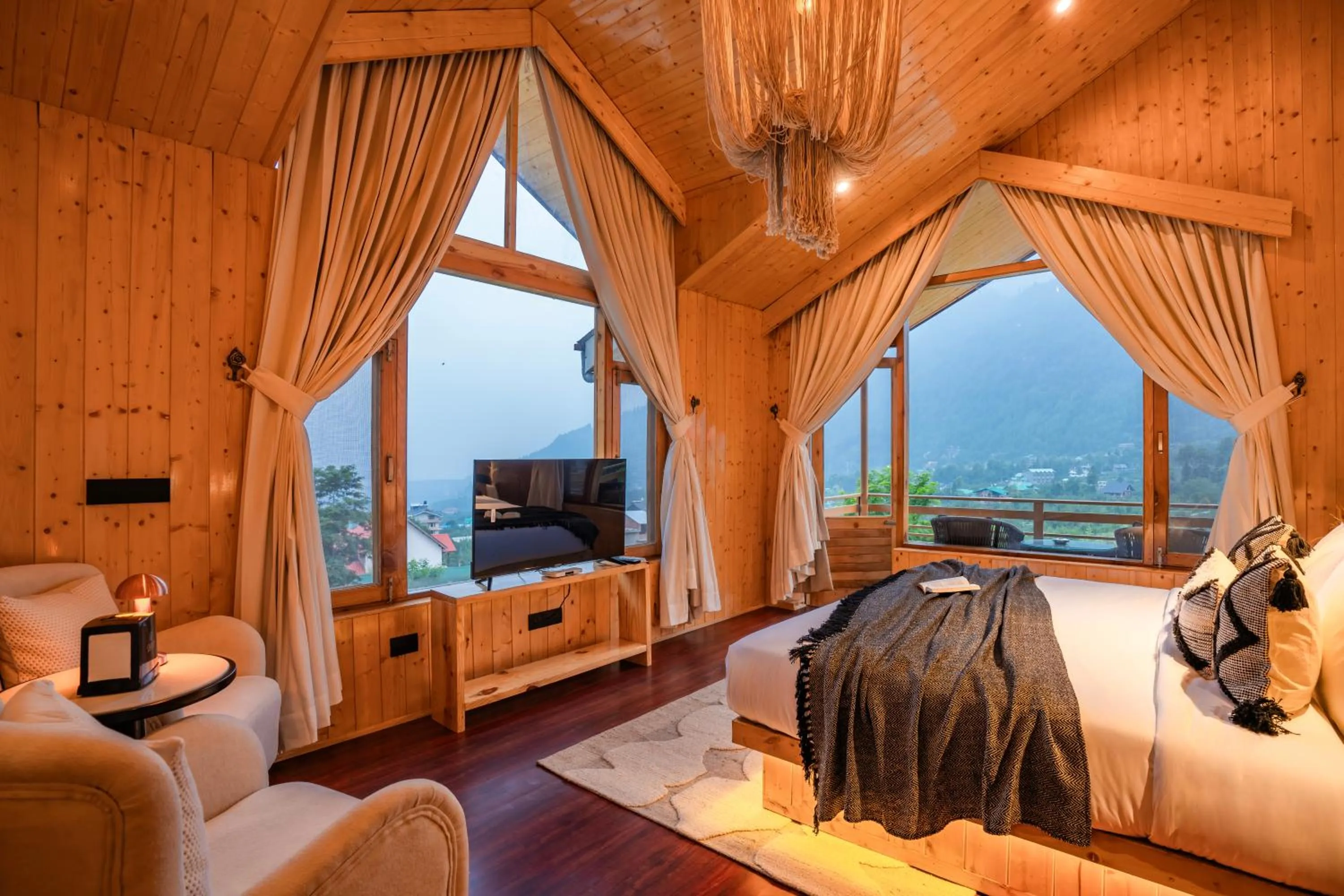 Mountain view, Bed in Olgah Manali