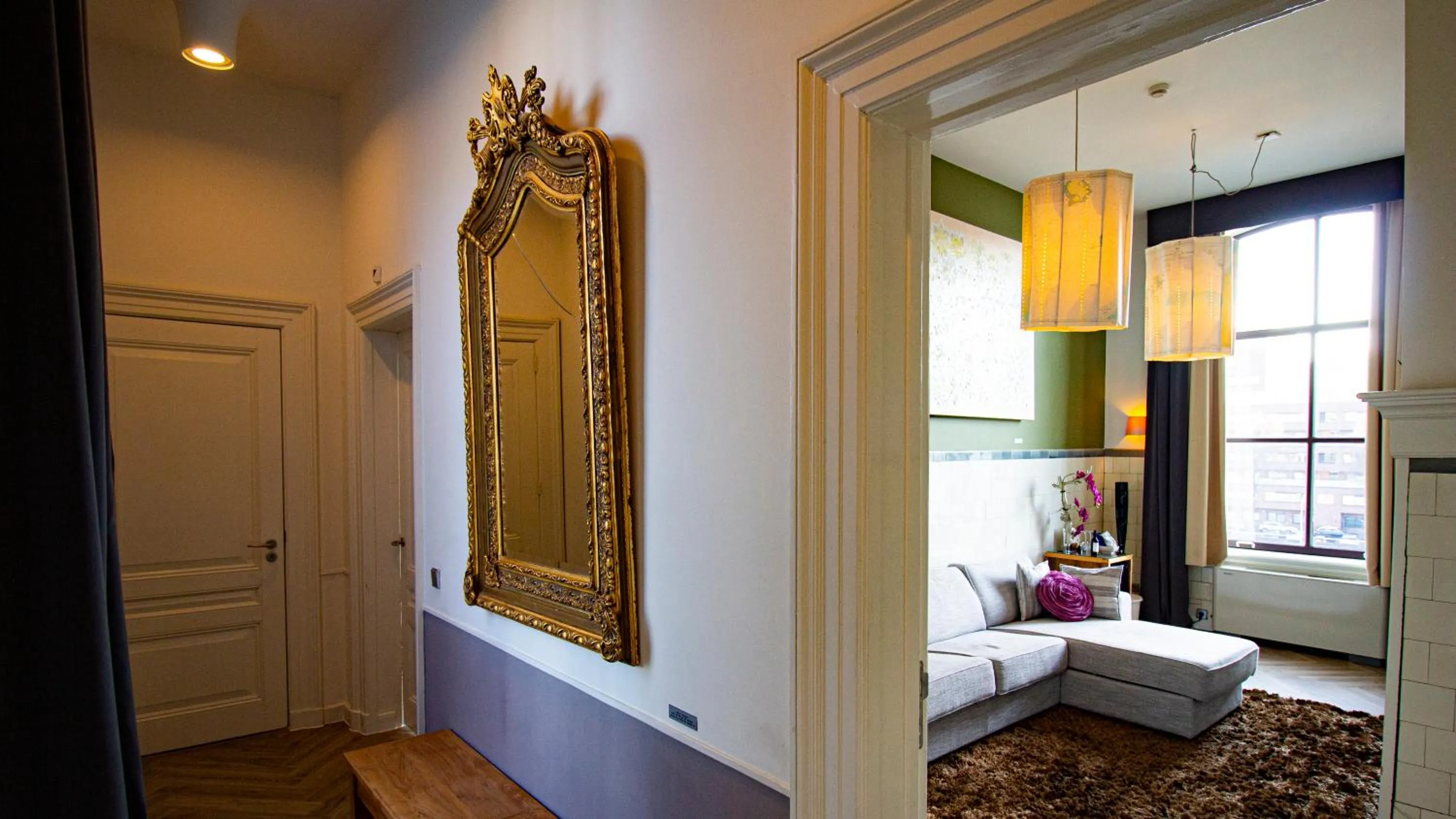 TV and multimedia, Bed in Suitehotel Pincoffs