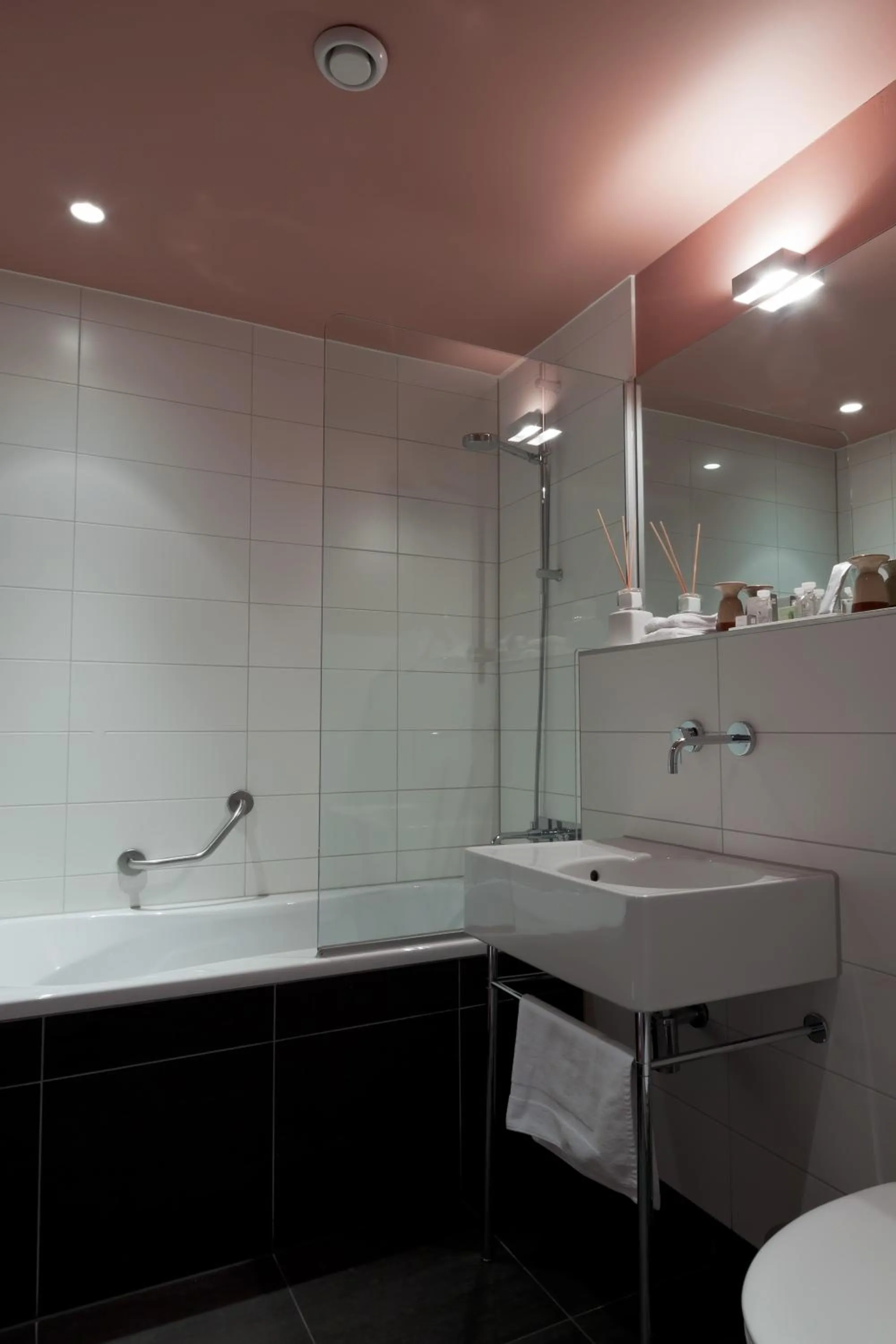 Bathroom in Suitehotel Pincoffs