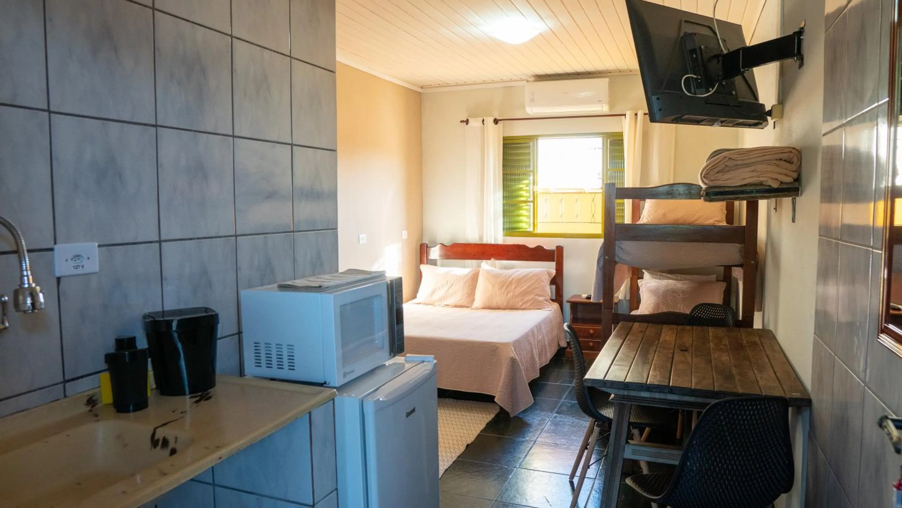 TV and multimedia in Pousada Amanhecer do Itaguá