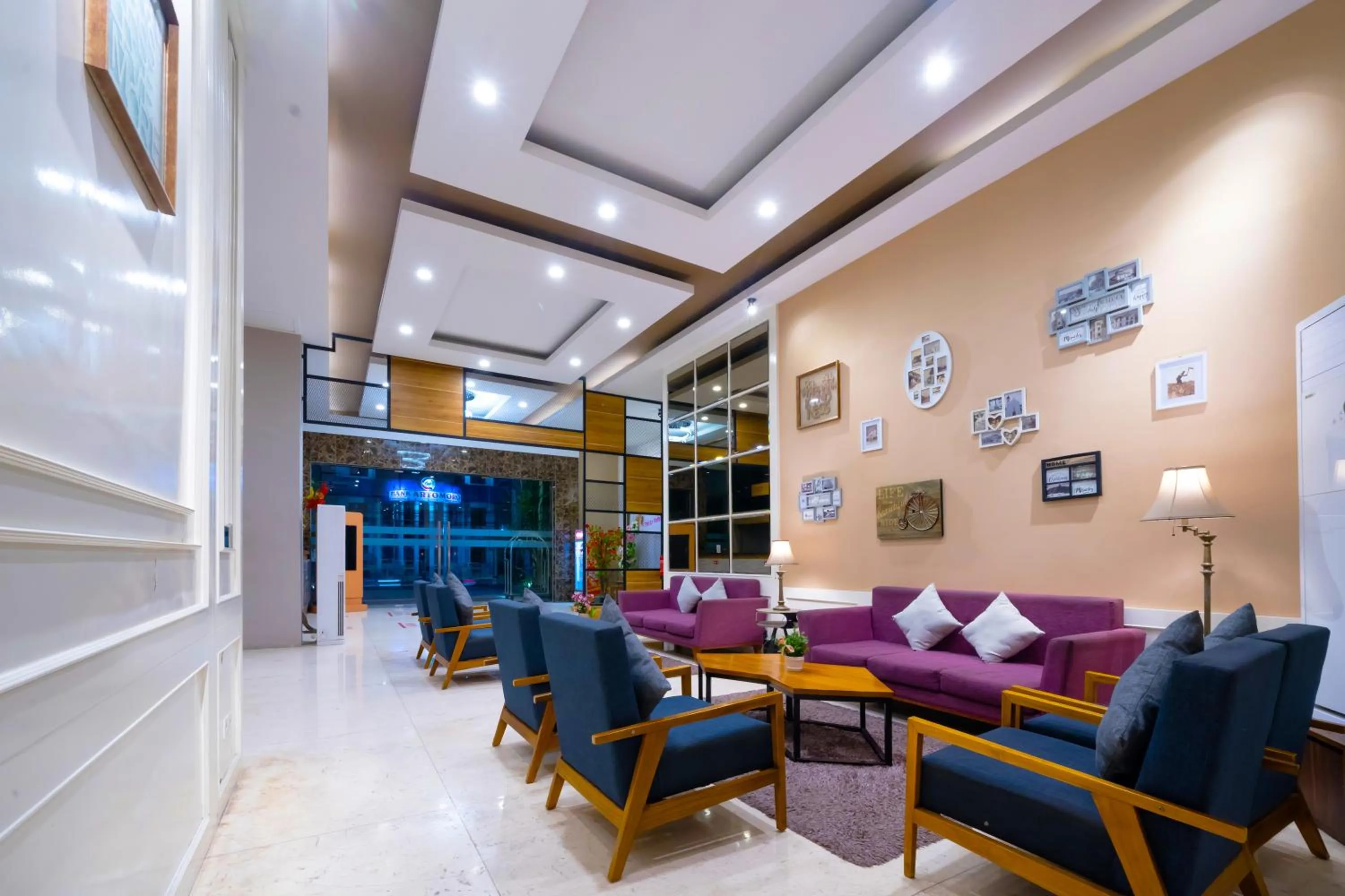 Lobby or reception in Triizz Hotel Semarang