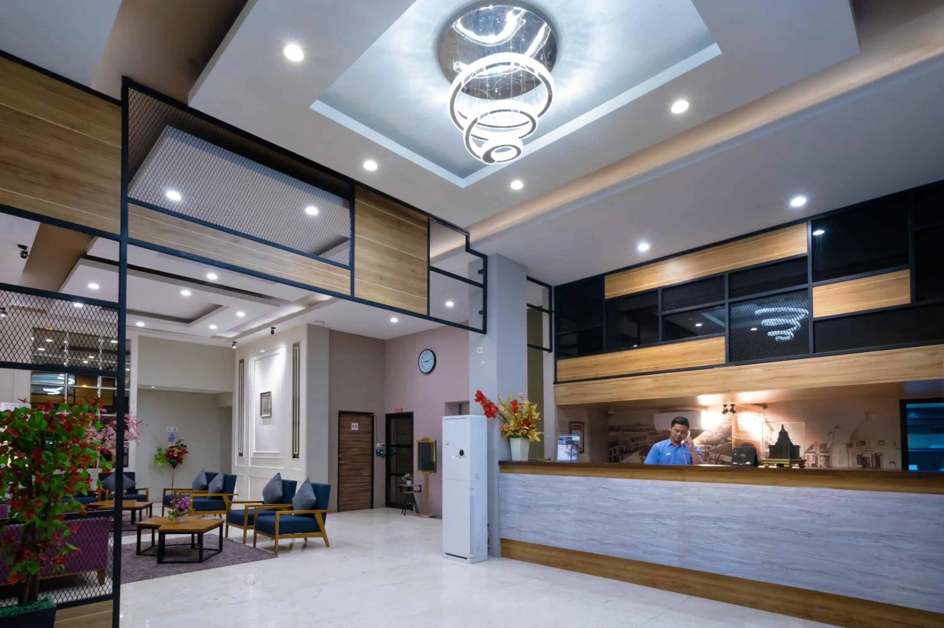 Lobby or reception in Triizz Hotel Semarang