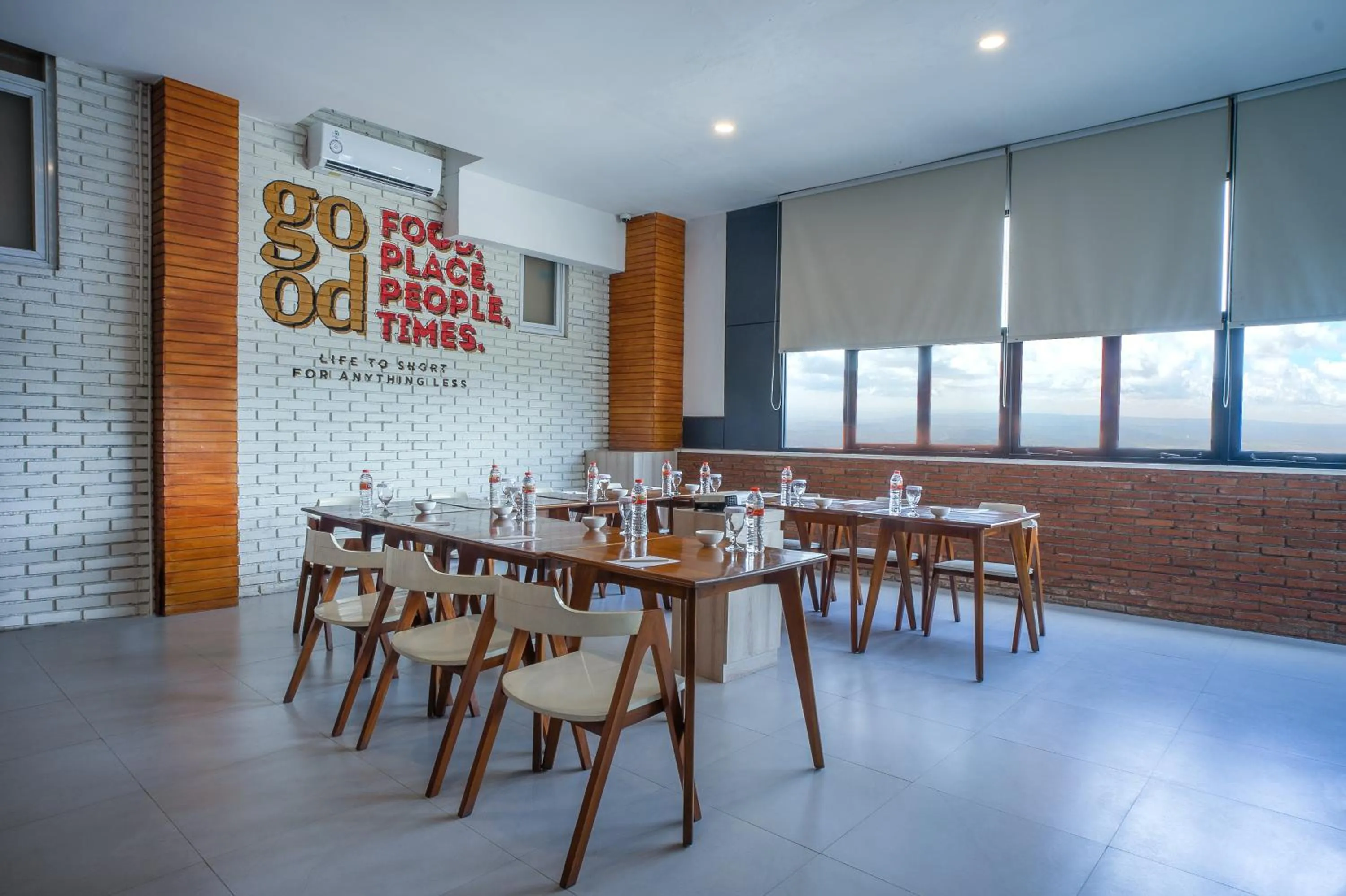 Restaurant/places to eat in Triizz Hotel Semarang