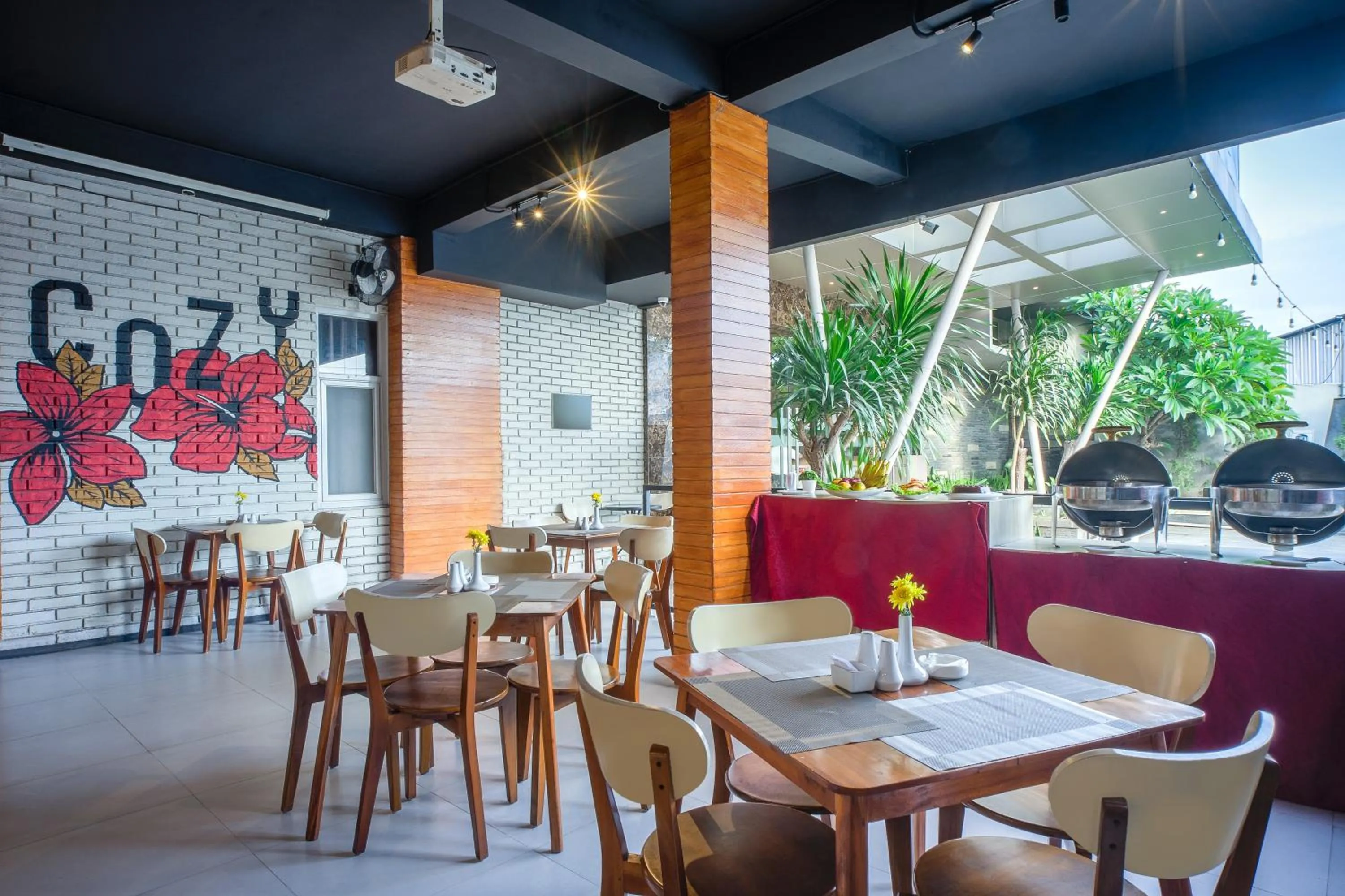Restaurant/places to eat in Triizz Hotel Semarang