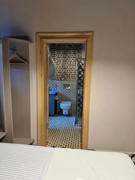 Bathroom, Bed in HanFlats