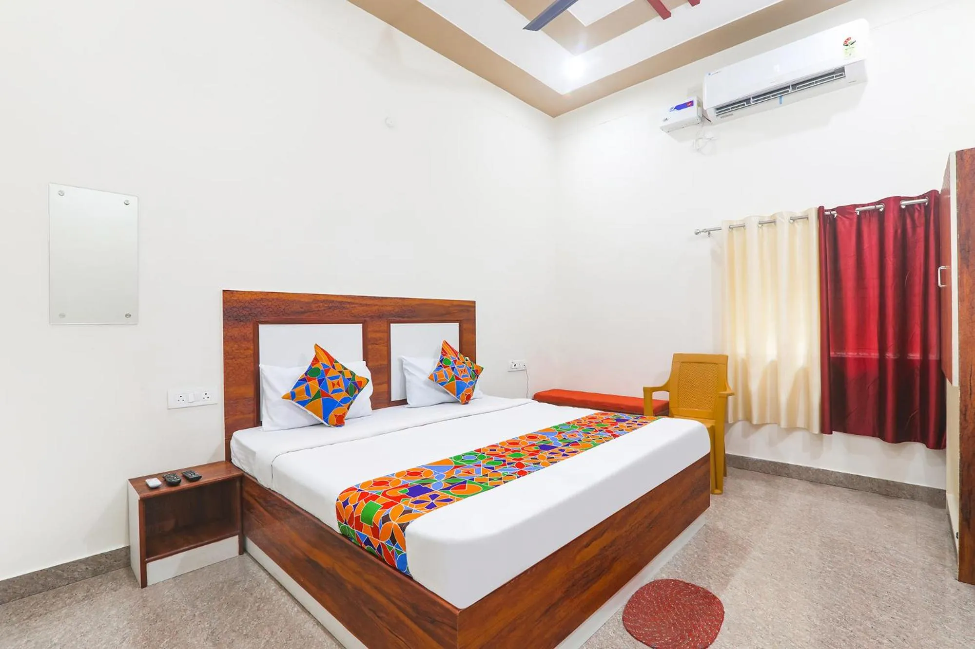 Bed in FabHotel Shree Venkatesh Nileyam - 300m from Ram Janam Bhumi