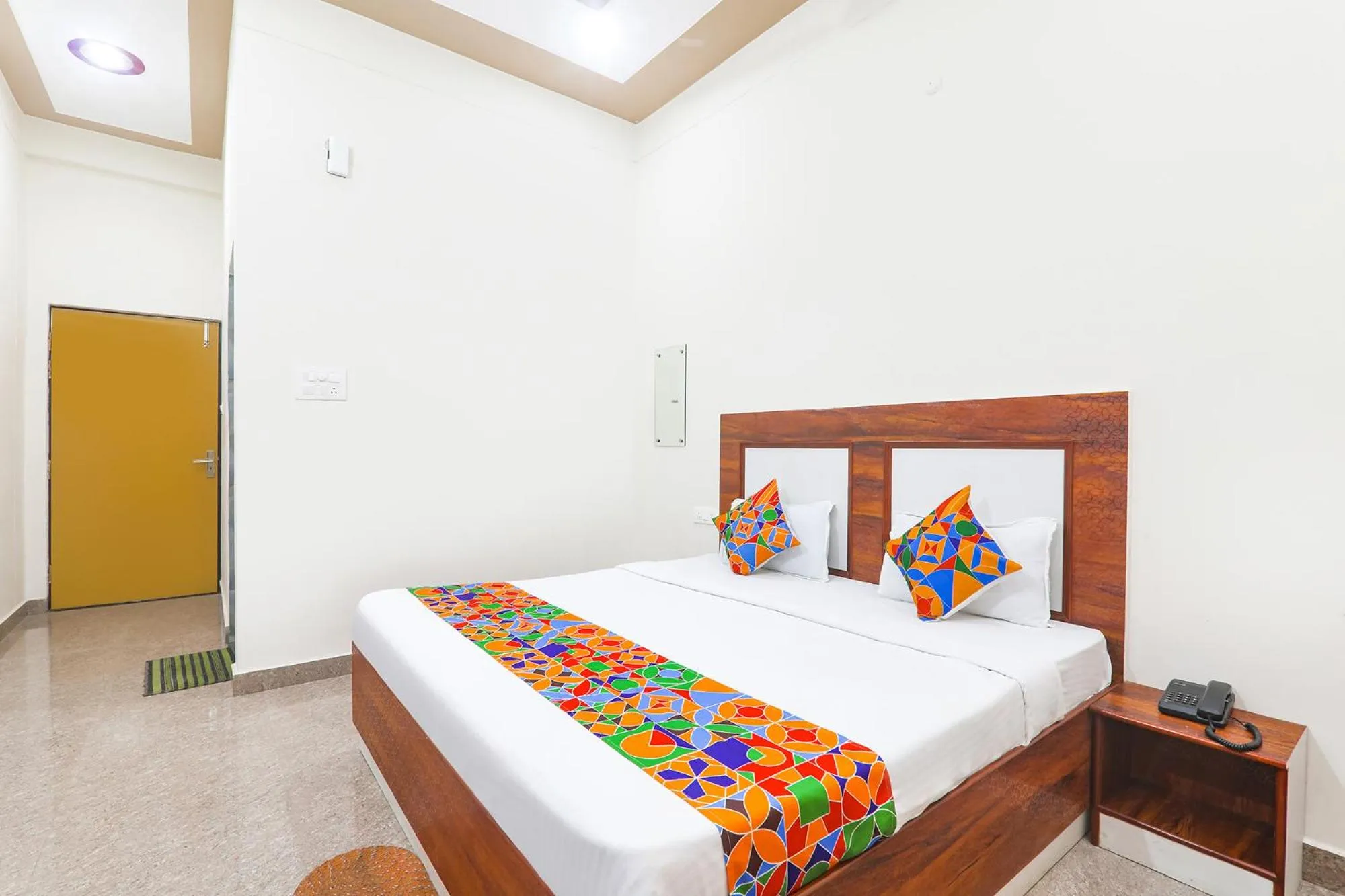 Bed in FabHotel Shree Venkatesh Nileyam - 300m from Ram Janam Bhumi