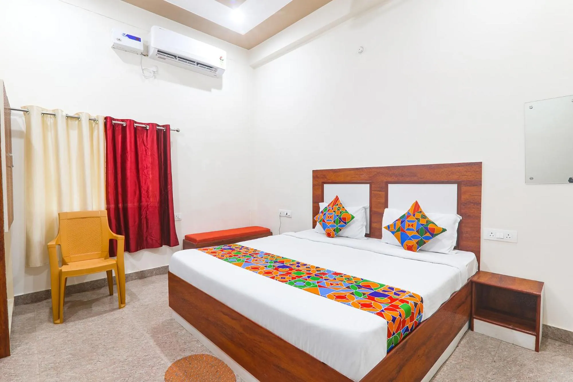 Bed in FabHotel Shree Venkatesh Nileyam - 300m from Ram Janam Bhumi