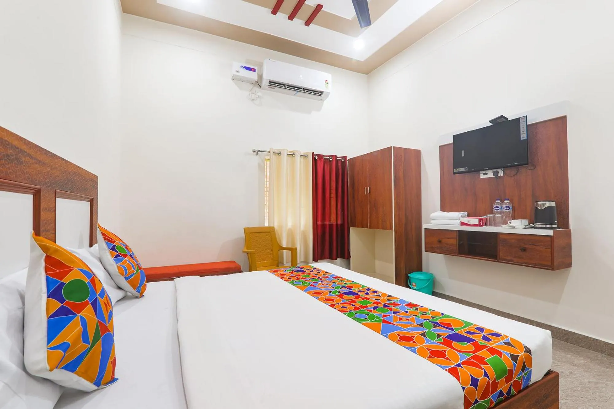 Bed in FabHotel Shree Venkatesh Nileyam - 300m from Ram Janam Bhumi