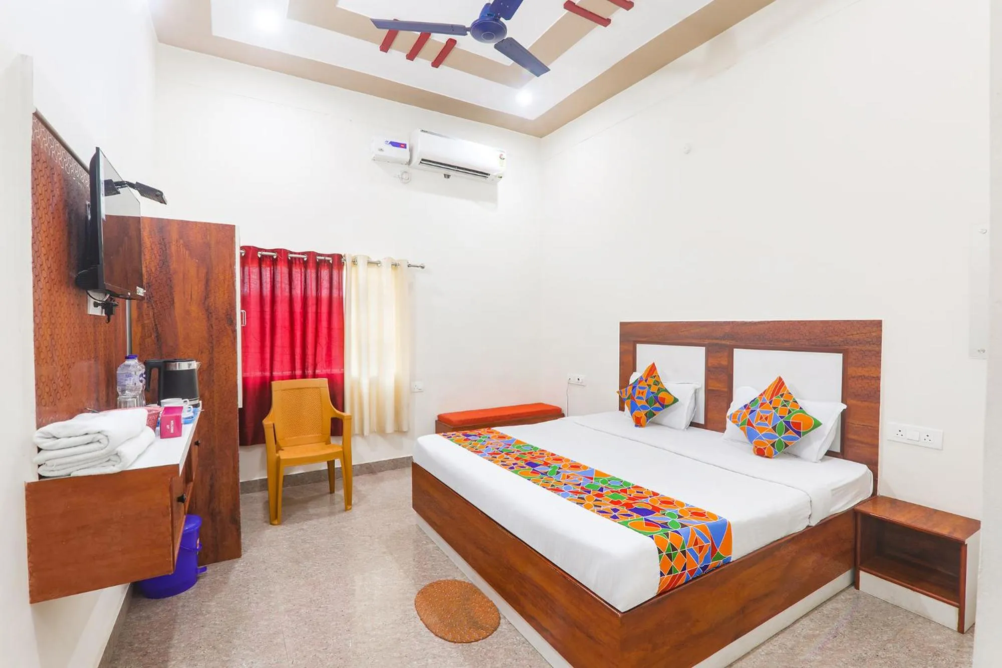 Bed in FabHotel Shree Venkatesh Nileyam - 300m from Ram Janam Bhumi