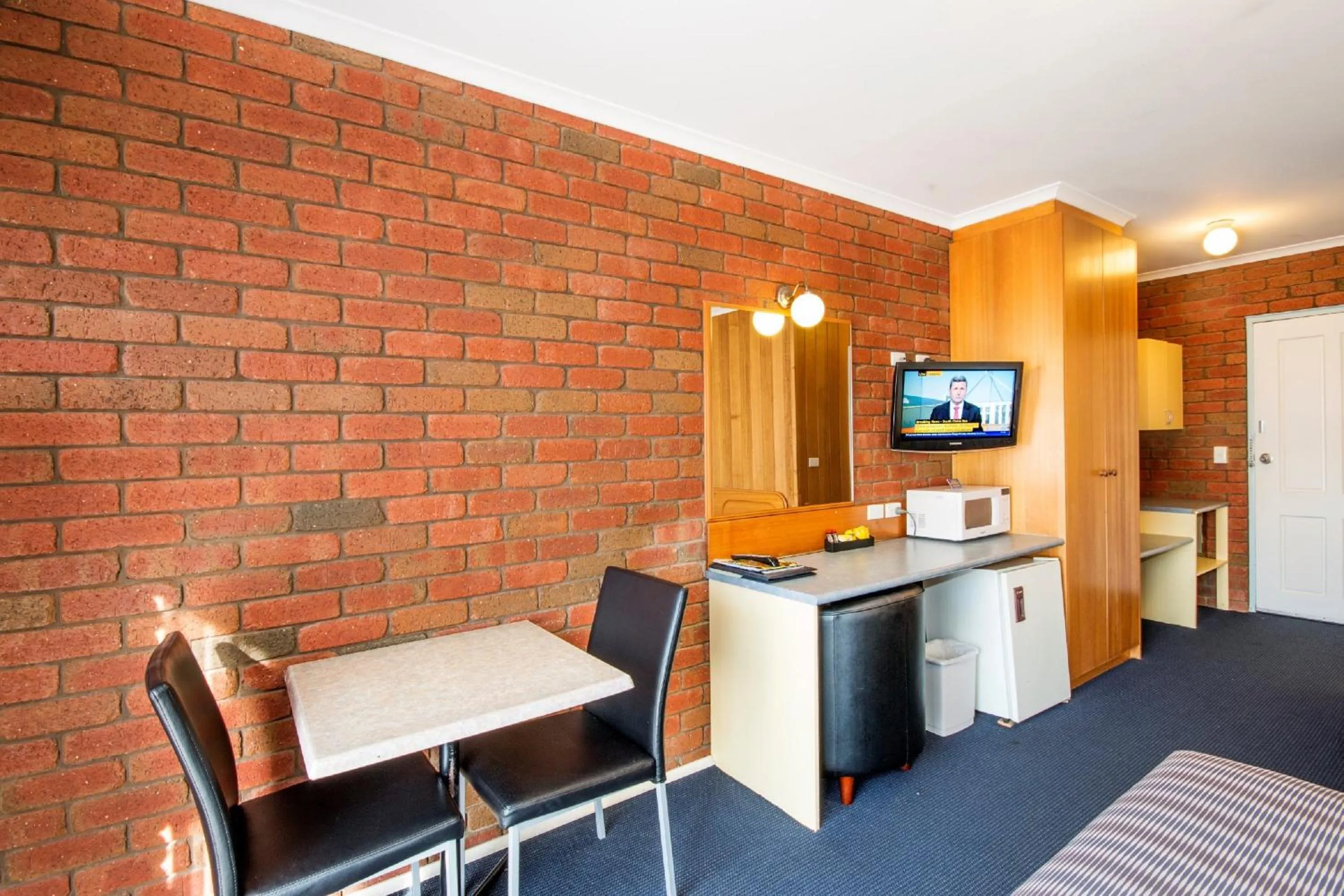 Kitchen or kitchenette in Torquay Tropicana Motel