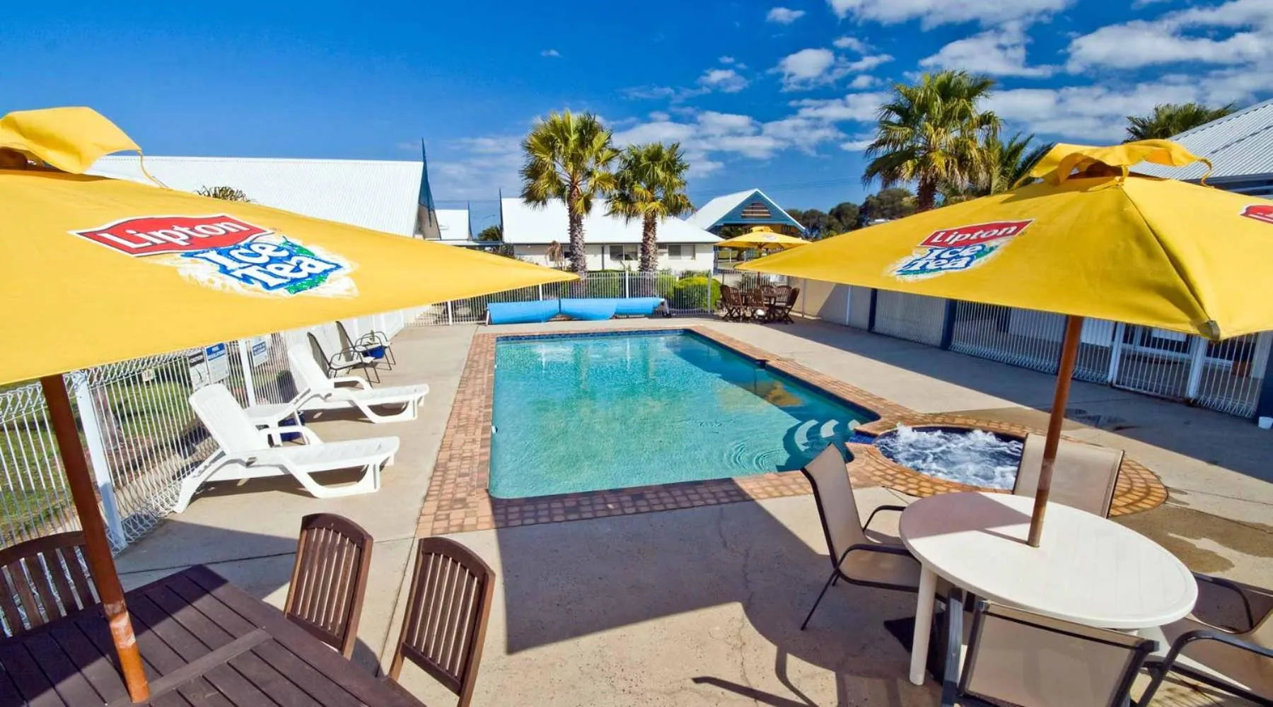 Swimming pool in Torquay Tropicana Motel