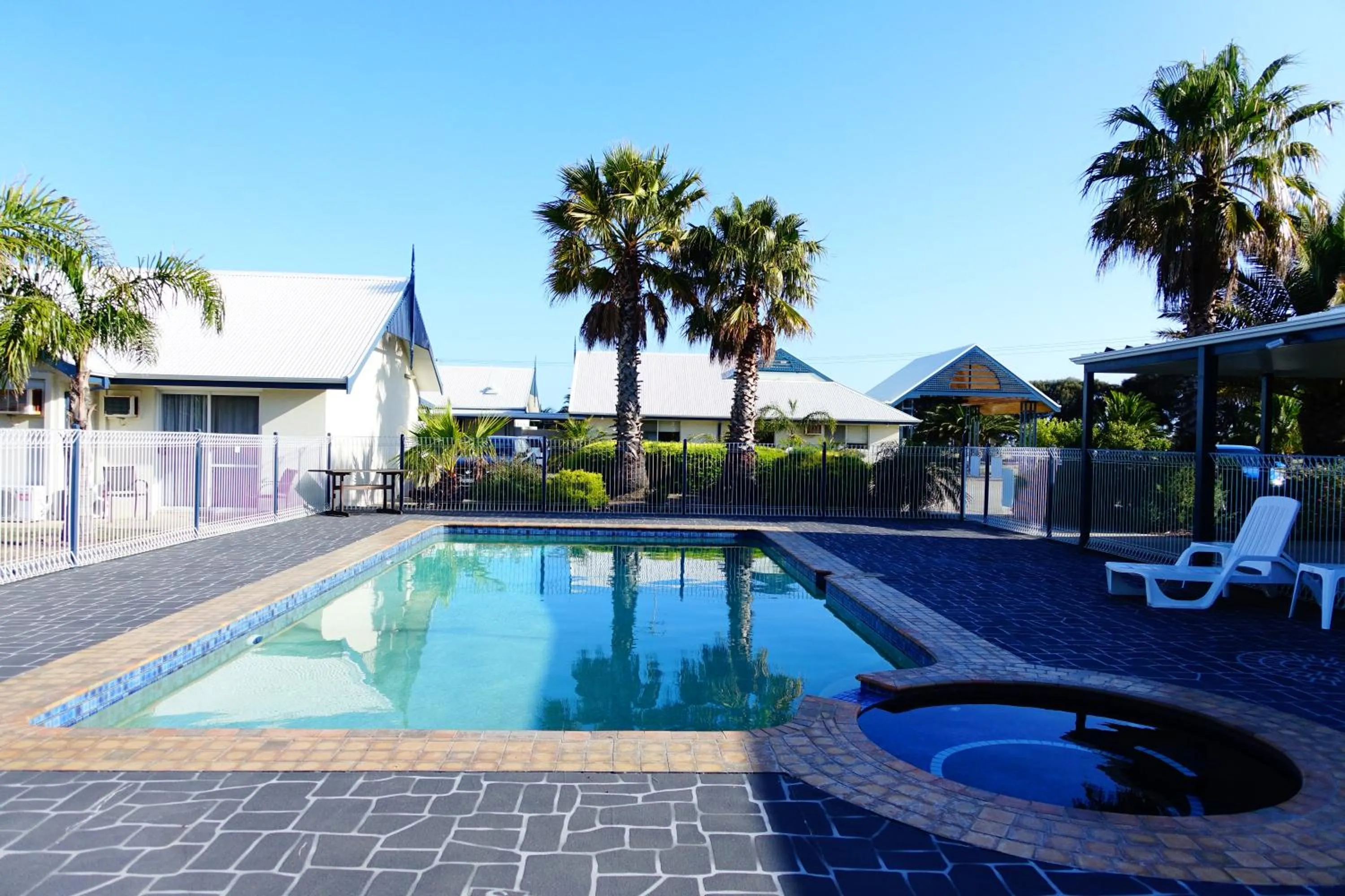 Swimming pool in Torquay Tropicana Motel