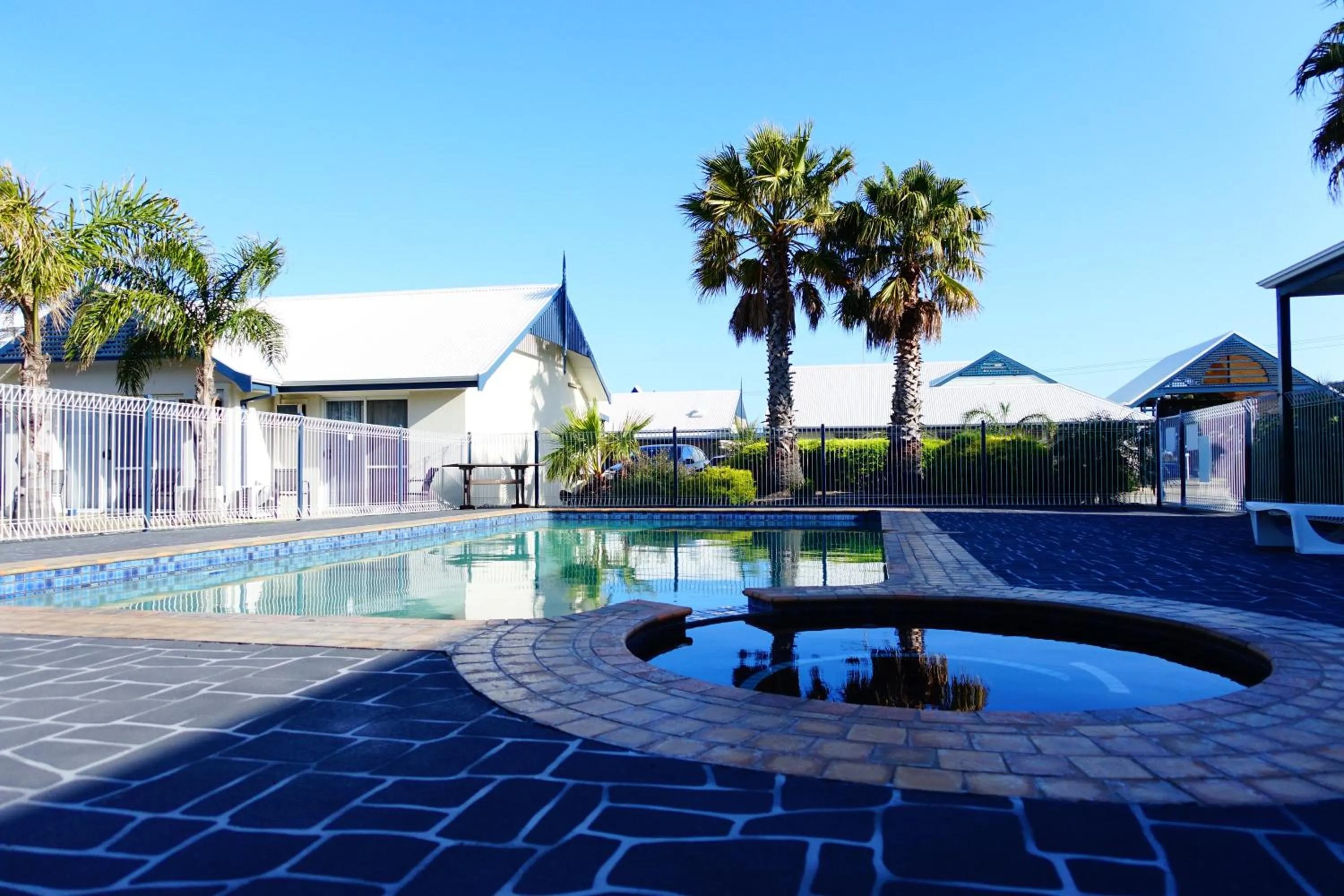 Swimming pool in Torquay Tropicana Motel