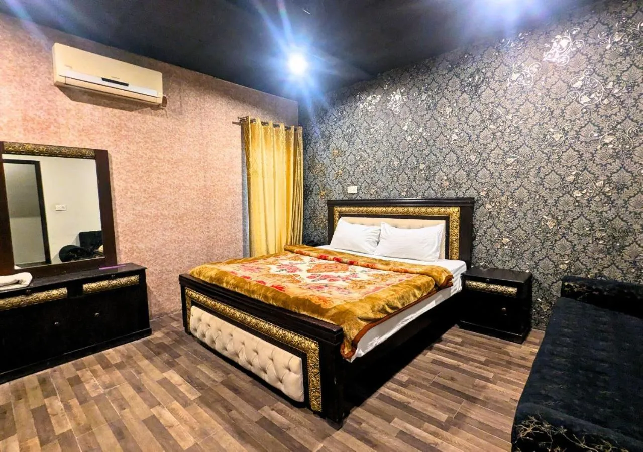 Bed in Hotel Hayat Palace Gulberg