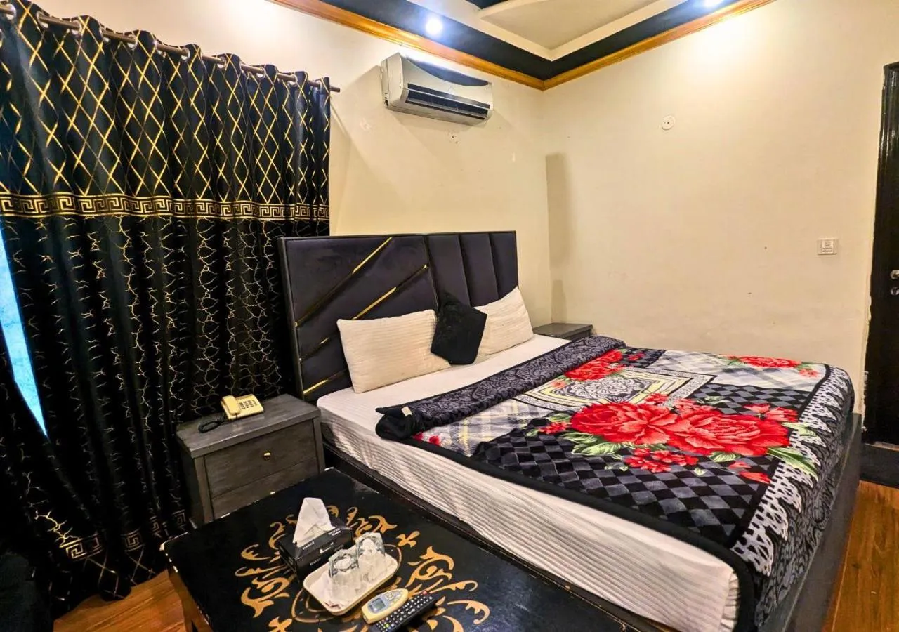 Bed in Hotel Hayat Palace Gulberg