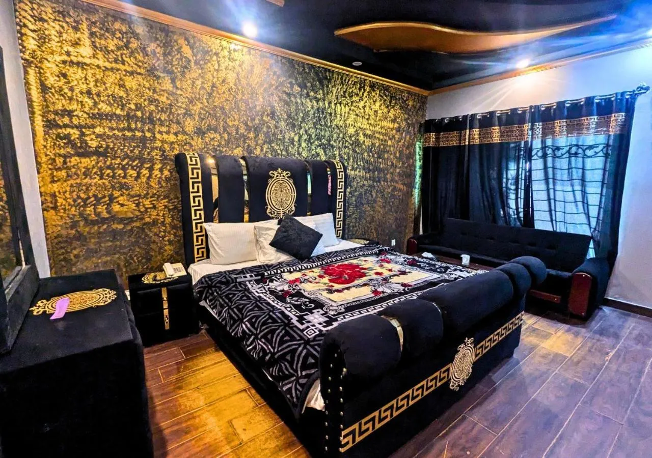 Bed in Hotel Hayat Palace Gulberg