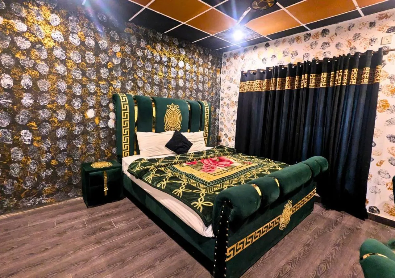 Bed in Hotel Hayat Palace Gulberg