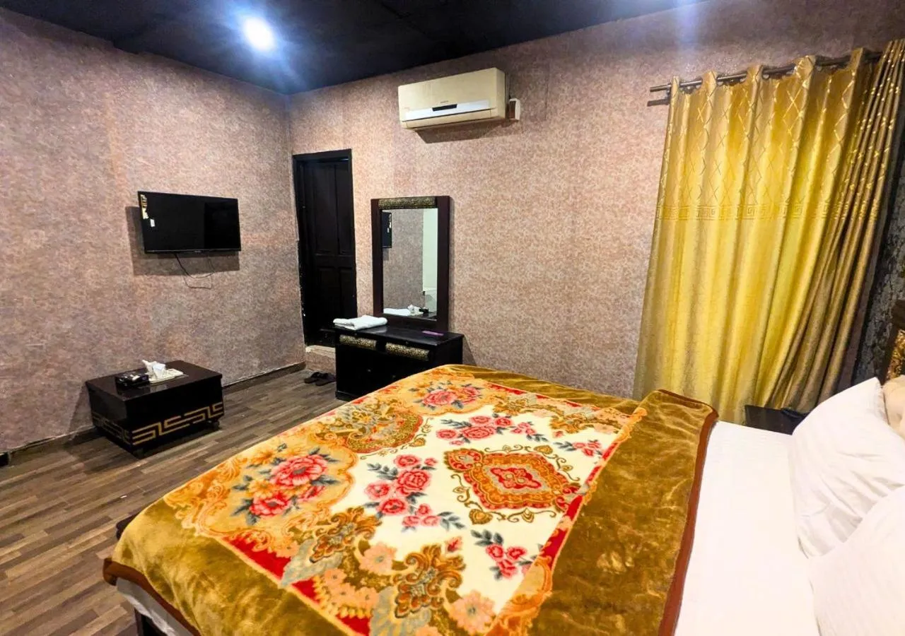 Bed in Hotel Hayat Palace Gulberg