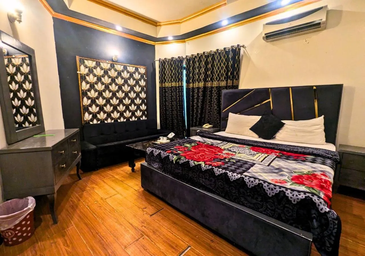 Bed in Hotel Hayat Palace Gulberg