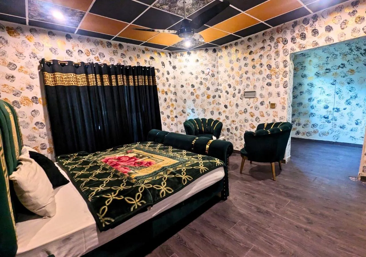 Bed in Hotel Hayat Palace Gulberg