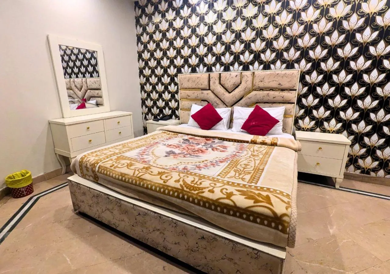 Bed in Hotel Hayat Palace Gulberg