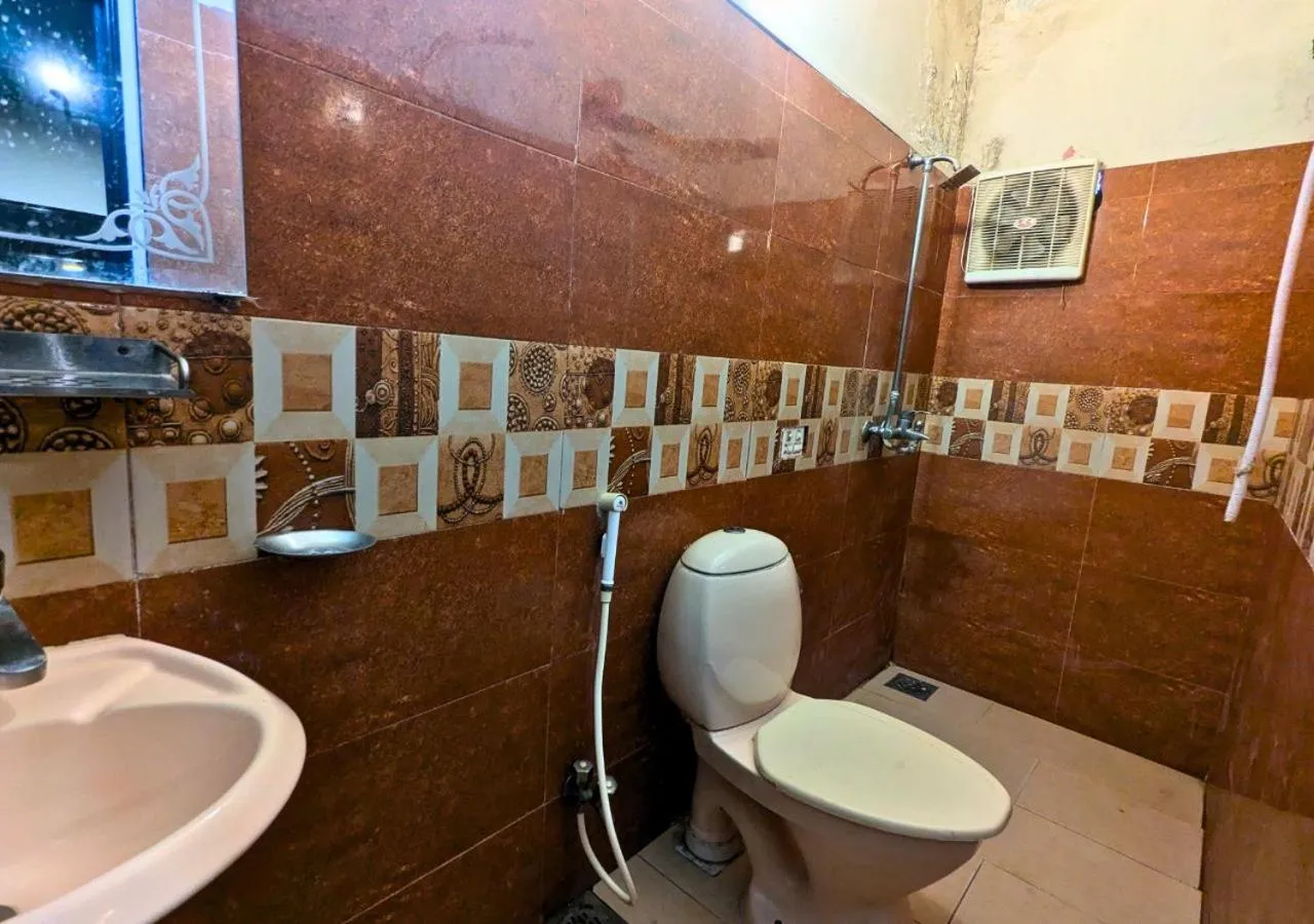 Shower in Hotel Hayat Palace Gulberg