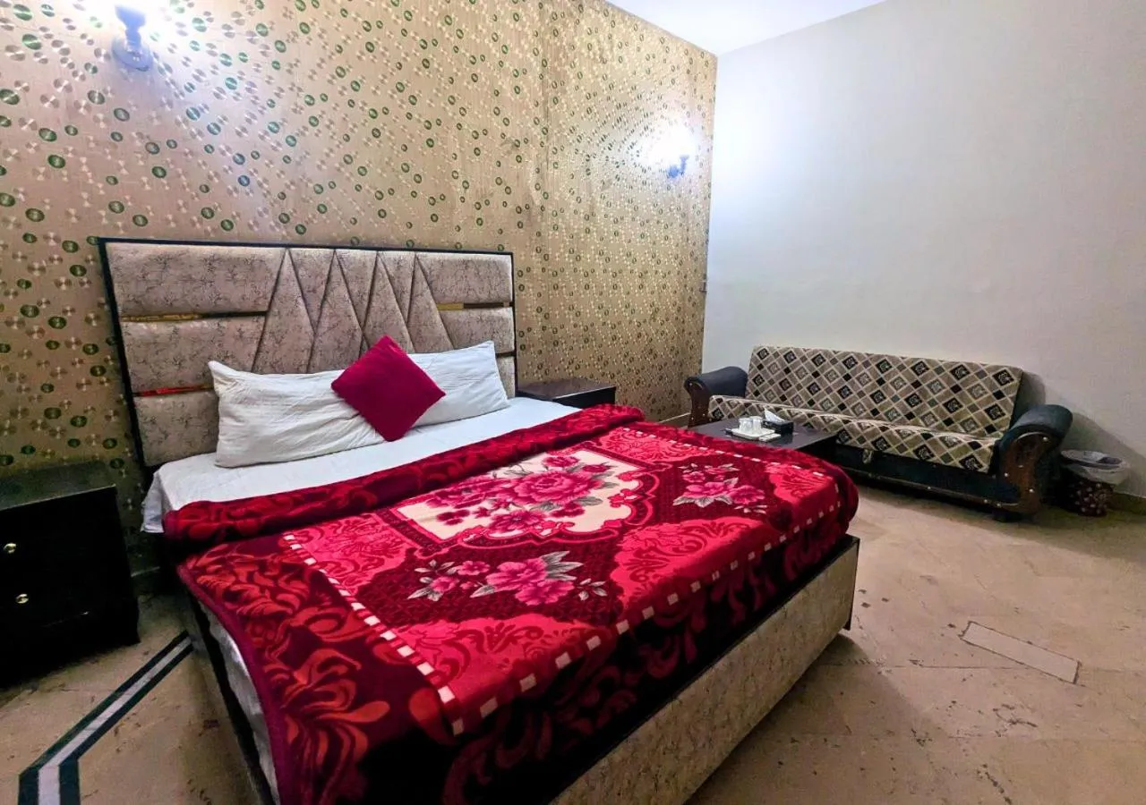 Bed in Hotel Hayat Palace Gulberg