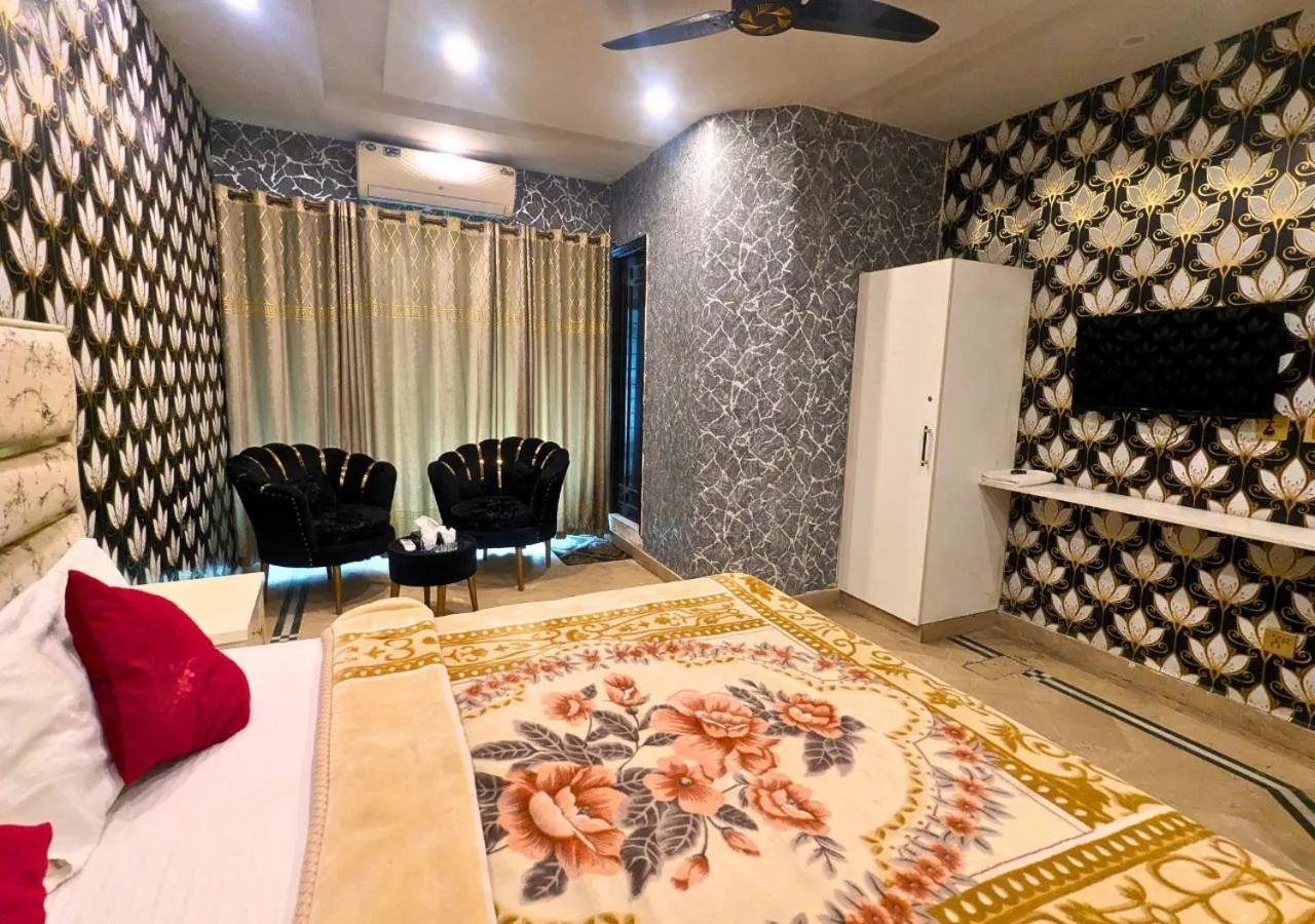 Bed in Hotel Hayat Palace Gulberg