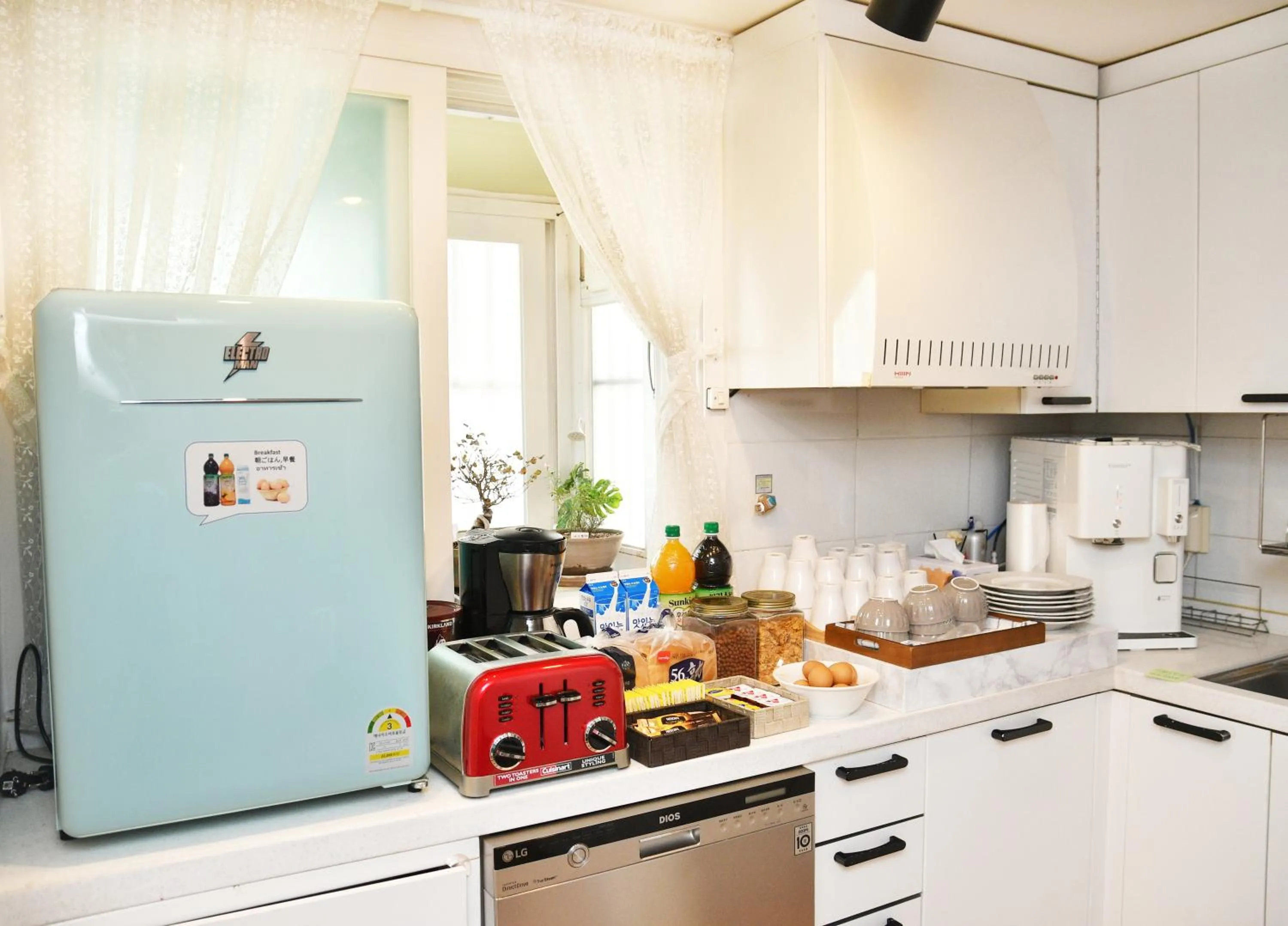 Communal kitchen in The Blossom Yeonnam Guesthouse