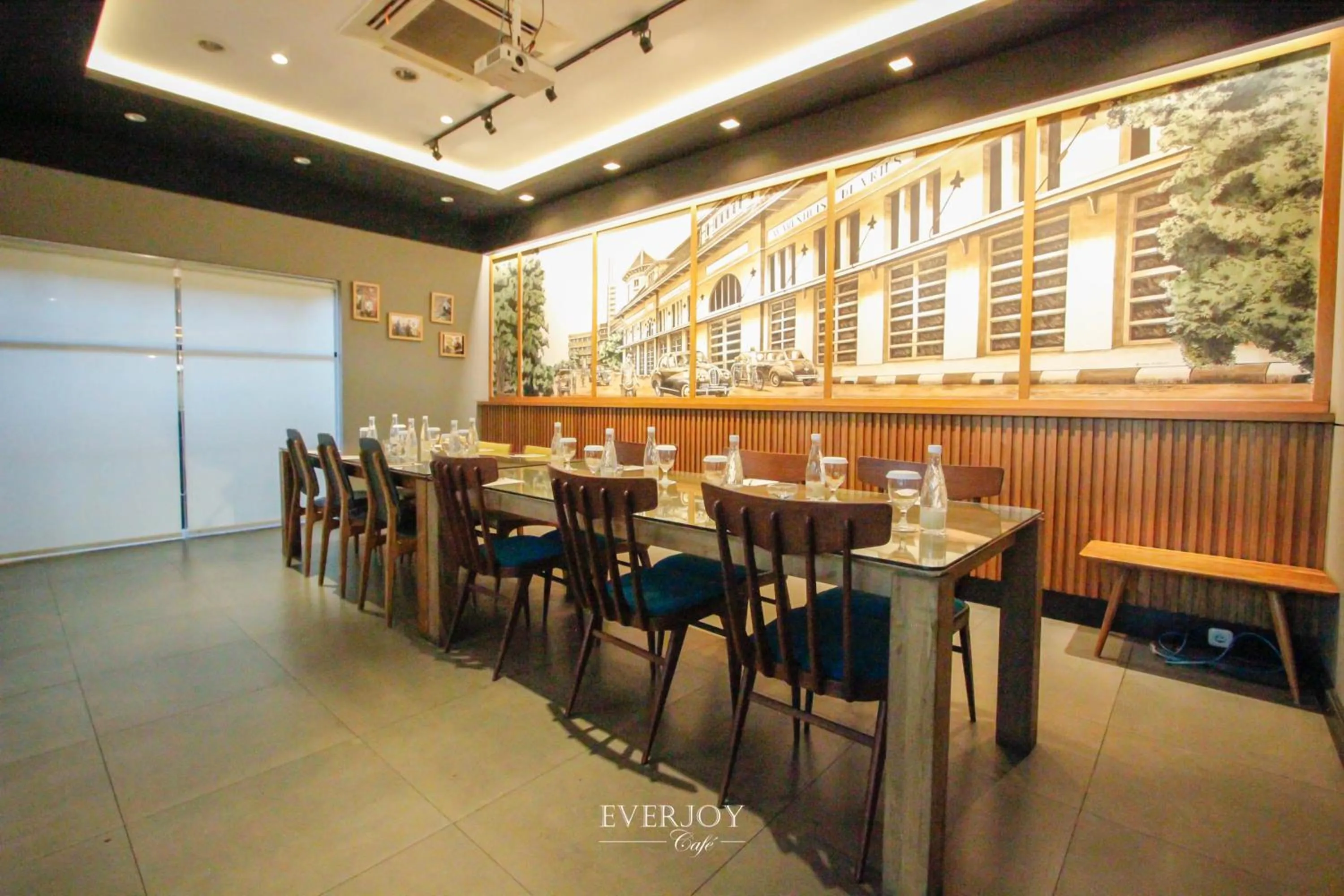 Restaurant/places to eat in Ivory Hotel Bandung