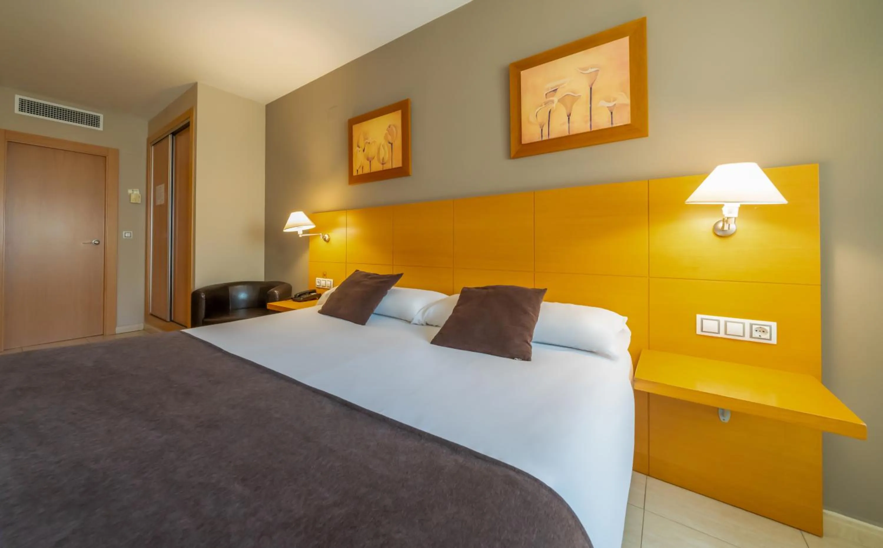 Photo of the whole room, Bed in La City Estación