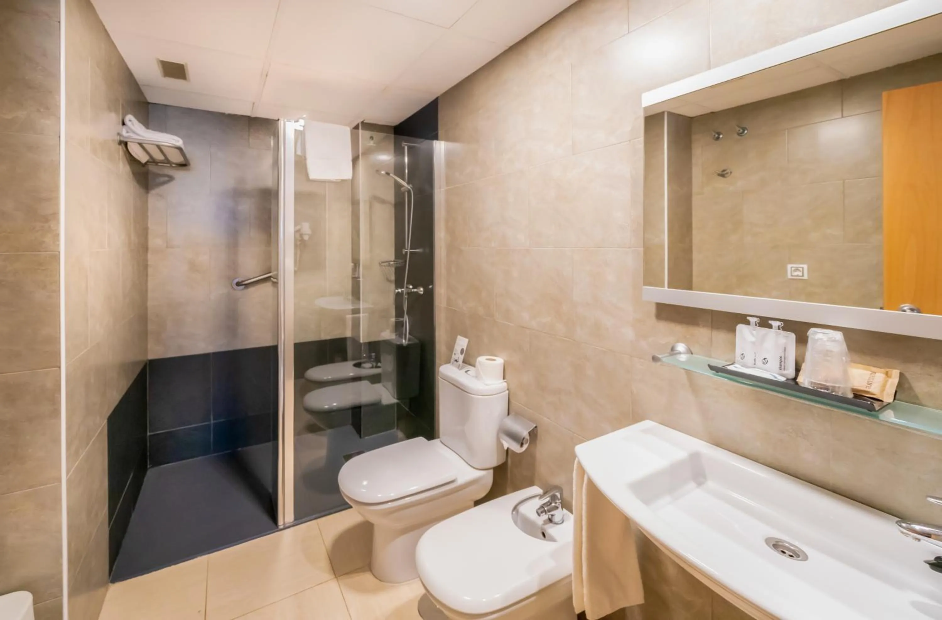 Shower in La City Estación