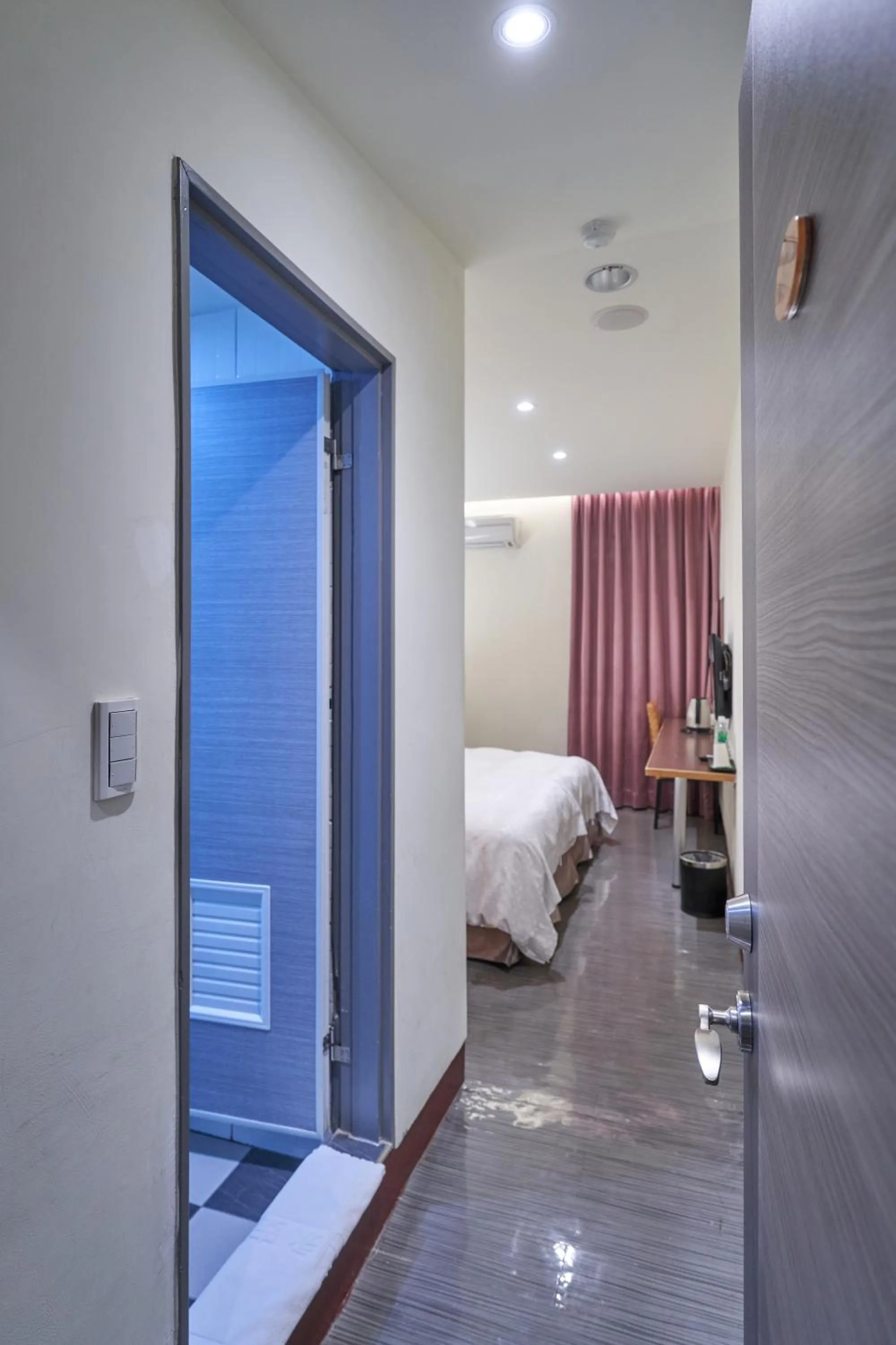 Bathroom, Bed in Yung An Business Hotel