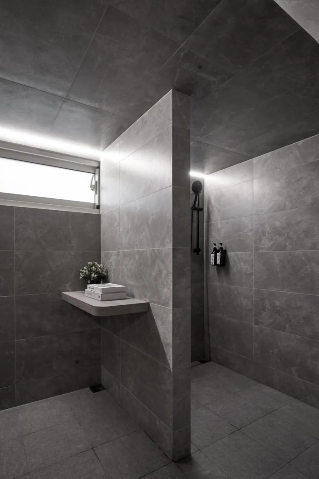 Shower in Yung An Business Hotel